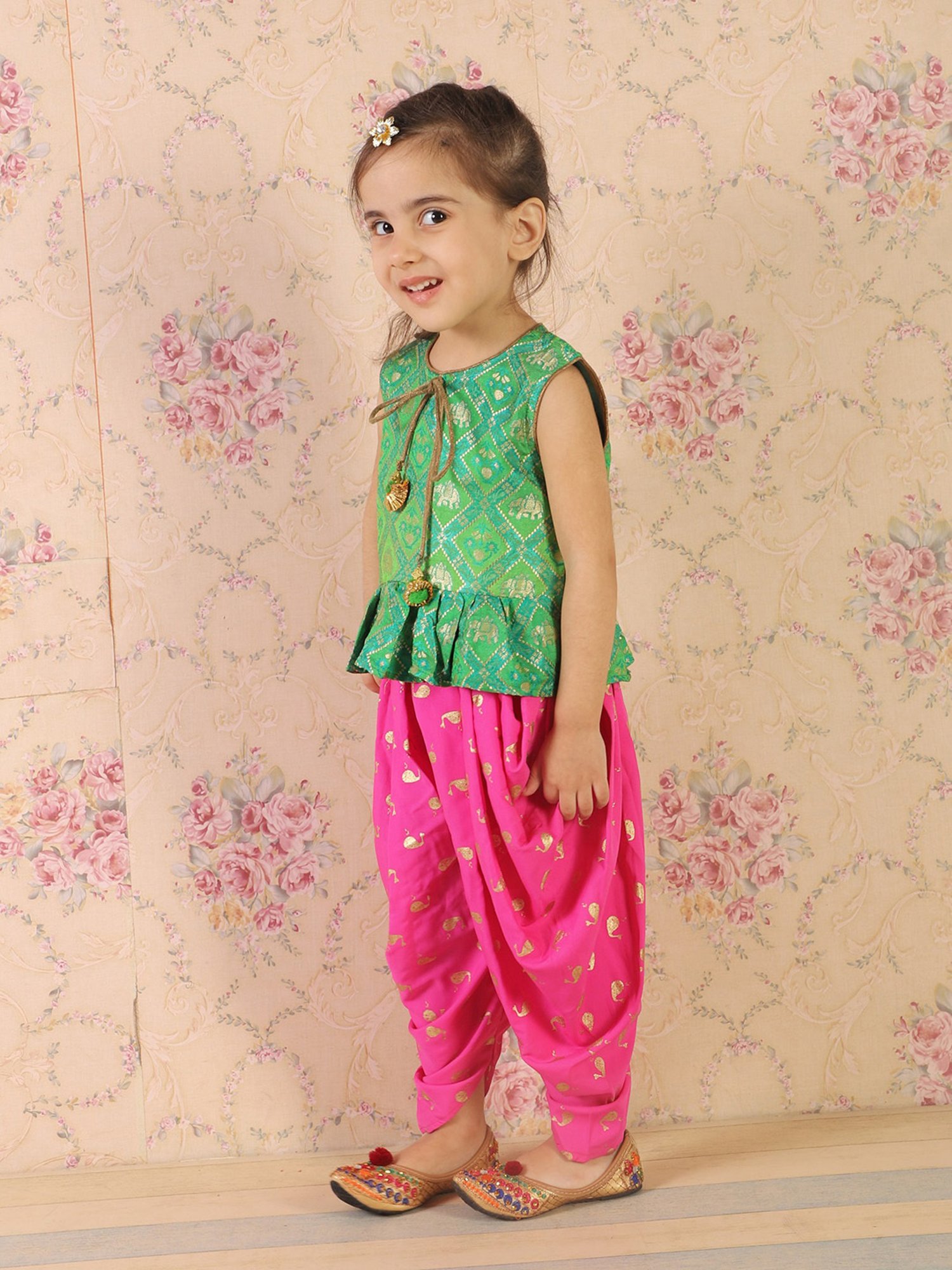 TWISHA Kids Green & Pink Self Design Top with Dhoti