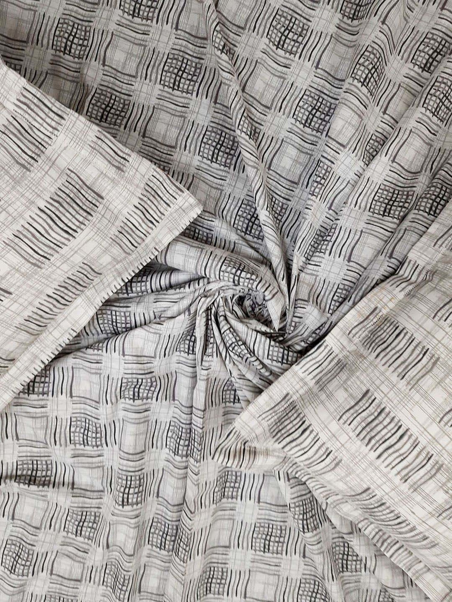 BELLA CASA Genteel Checks Grey & White 180 TC Plain King Bedsheet with 2 Pillow Covers