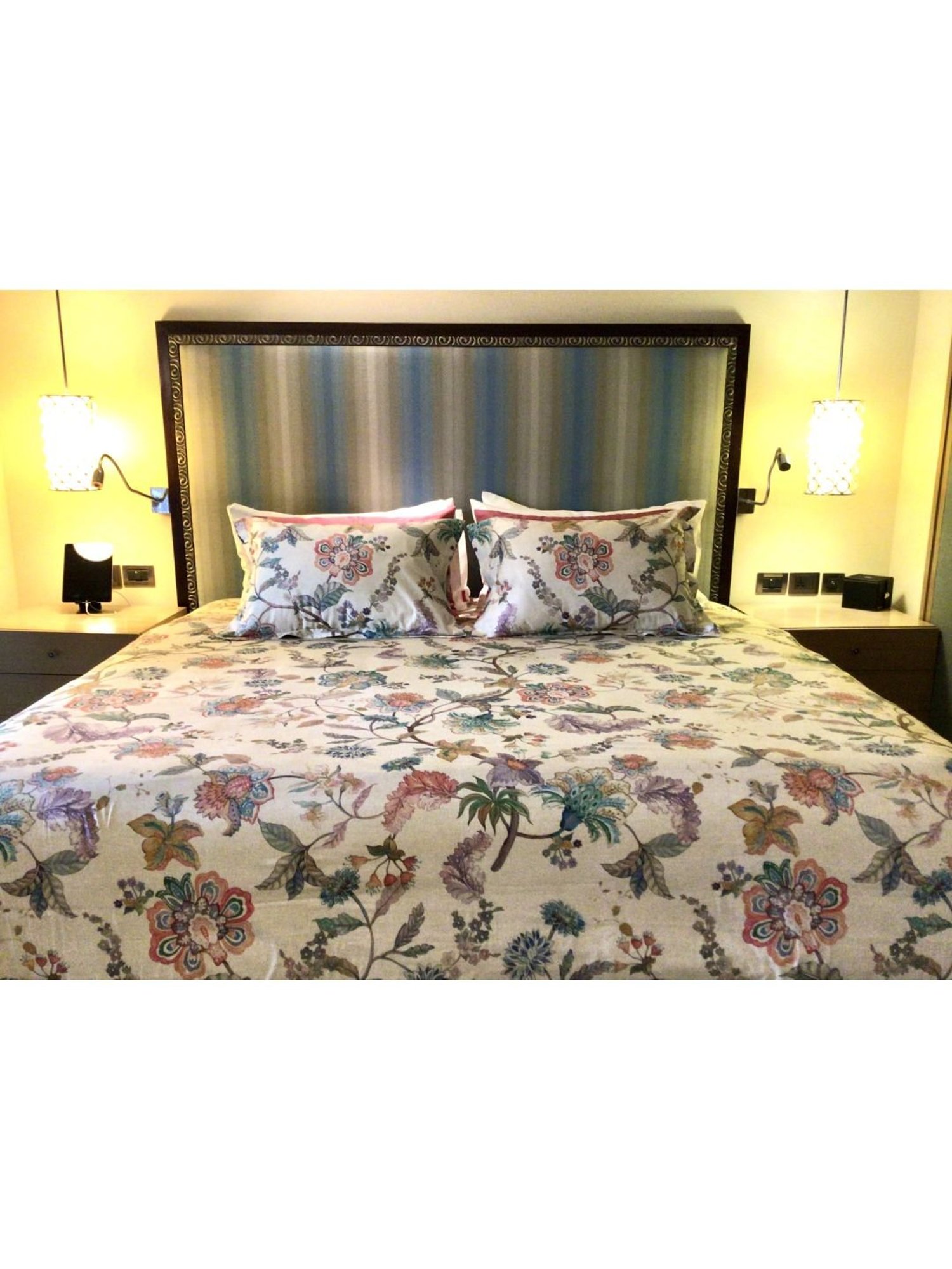 TARA Sparkling Homes Gold Luxury Cotton 350 TC Bed Sheet with 2 Pillow Covers