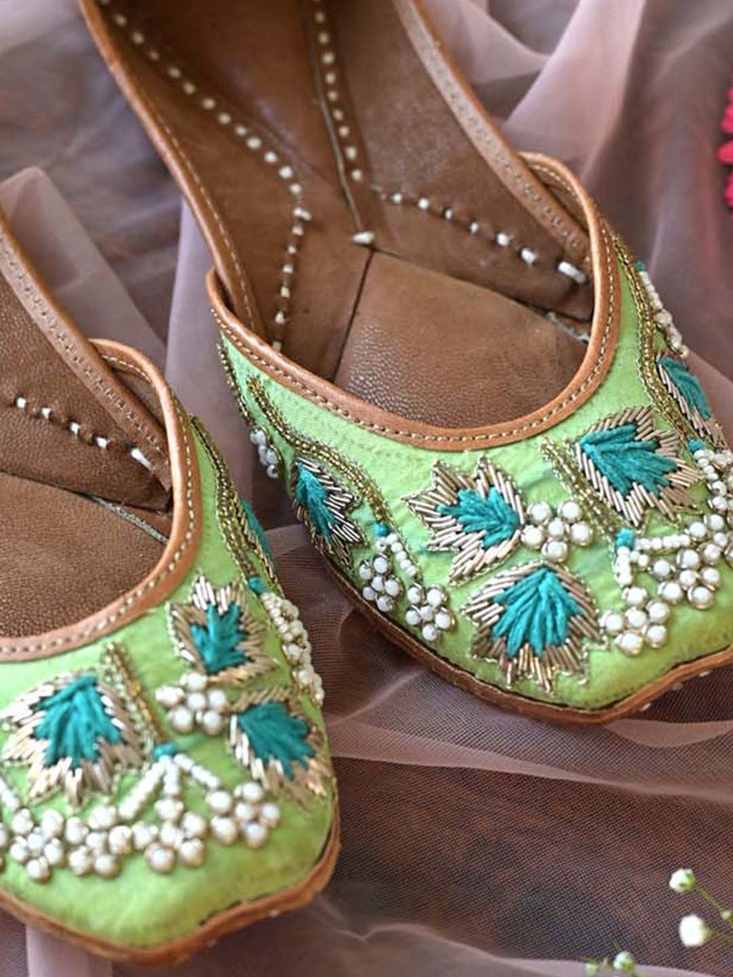 Scentra Women's Green Ethnic Juttis