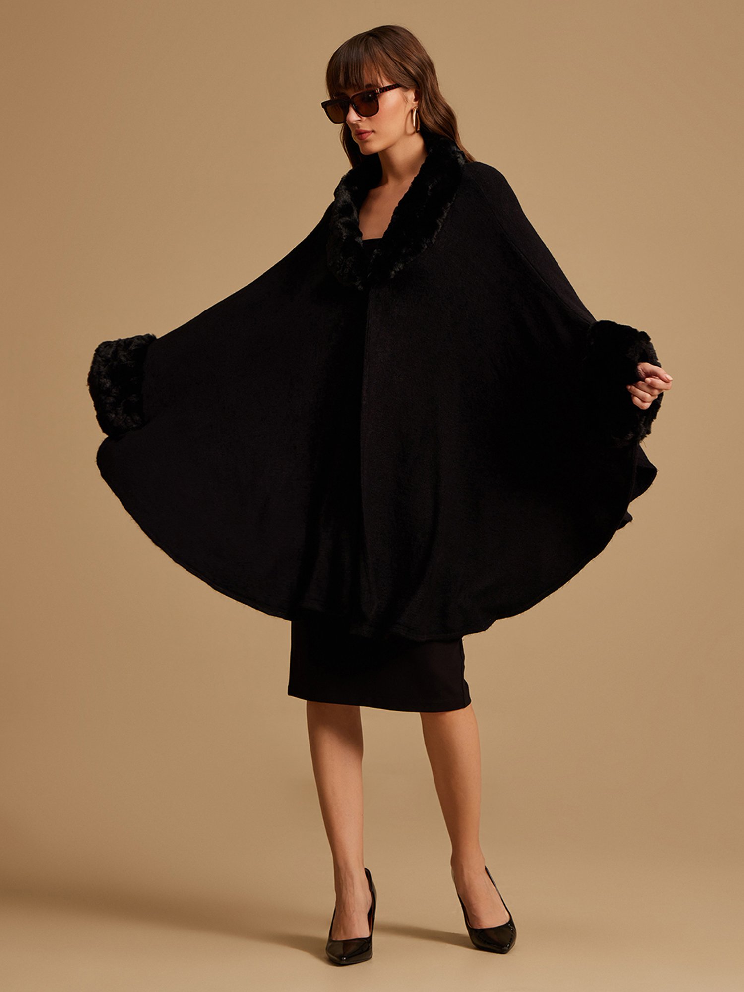Kazo Cape With Fur Detail