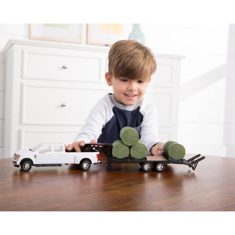 Tomy Ford F350 Pickup with Gooseneck Trailer & 10 Bales - 1:32 Scale