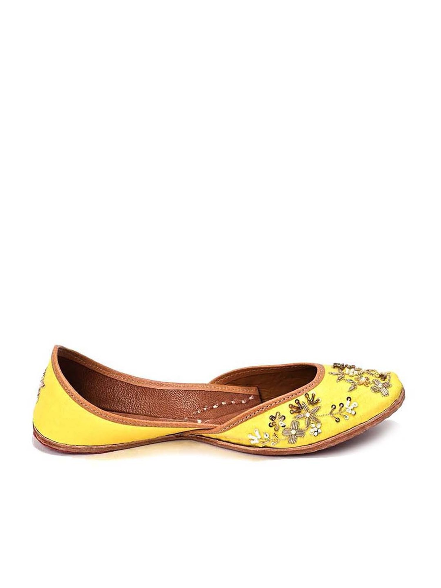 Scentra Women's Yellow Ethnic Juttis