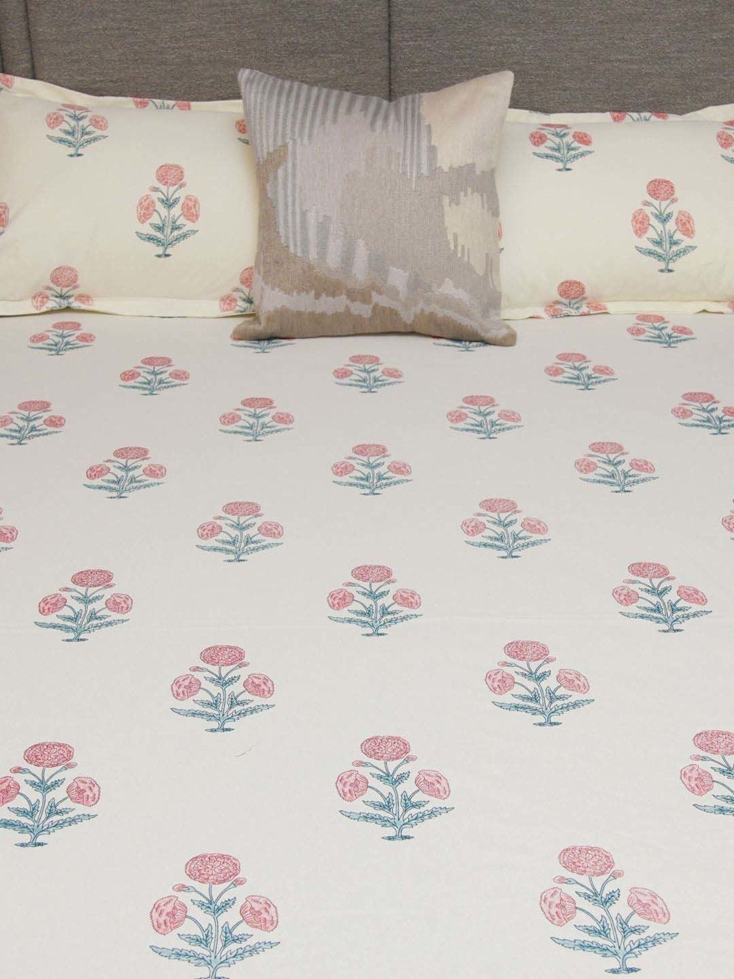 Urban Space Pomegranate Pink Cotton 200 TC Sunflower King Fitted Bedsheet with 2 Pillow Covers