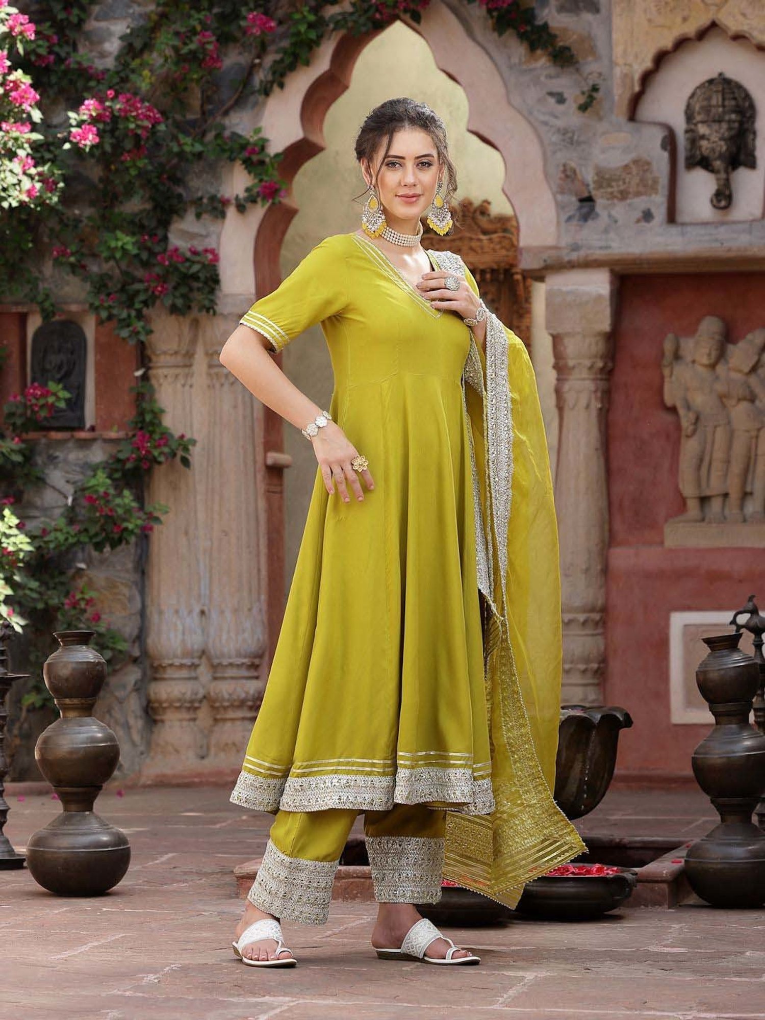 Stylum Green Plain Kurta Pant Set With Dupatta