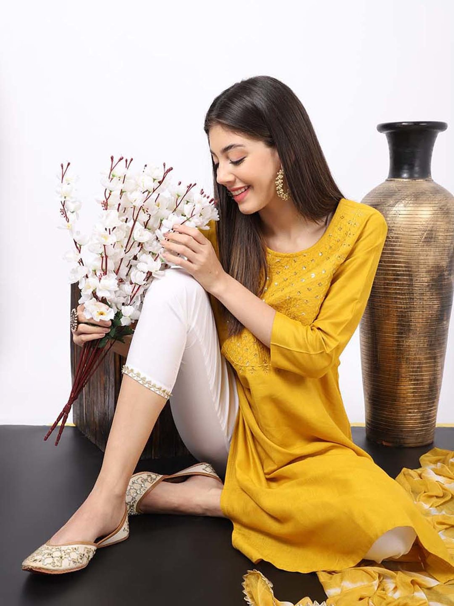 Glam Story Women's Cream Ethnic Juttis