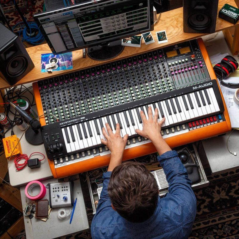 Zoom H4nPro Four-Channel Handy Audio Recorder (Black)&ndash; Deluxe Accessory Pack Kit with 16GB, Windscreen, Table Tripod, Fibertique Cloth along with Xpix Battery & Charger Set