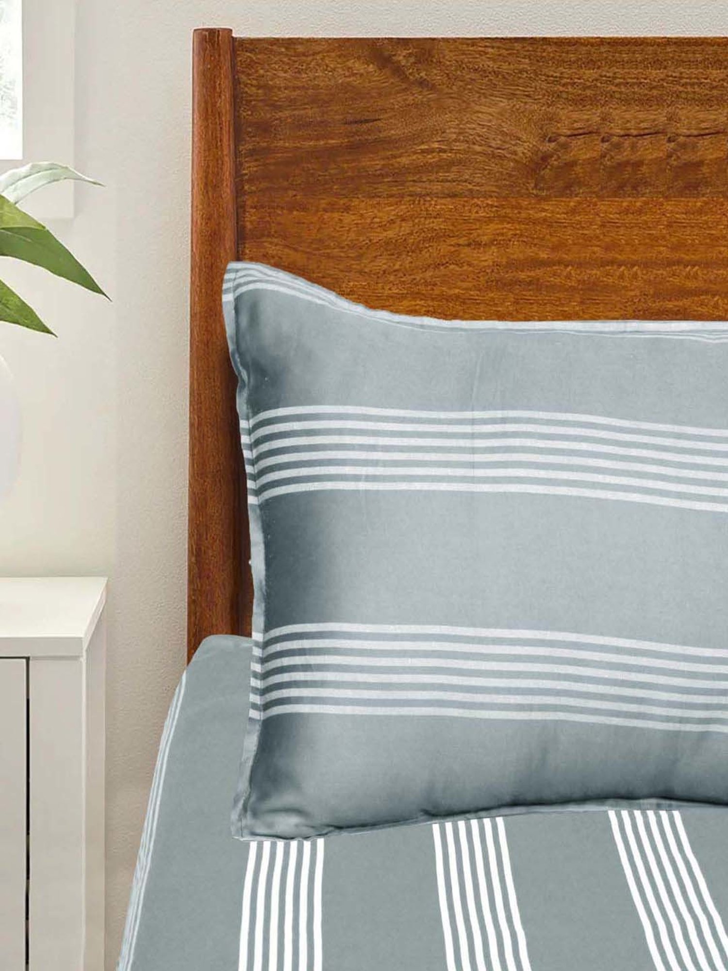 Saral Home Easy Living Grey Cotton Dhari Soft Self Pattern Queen Bed Sheet With Pillow Covers