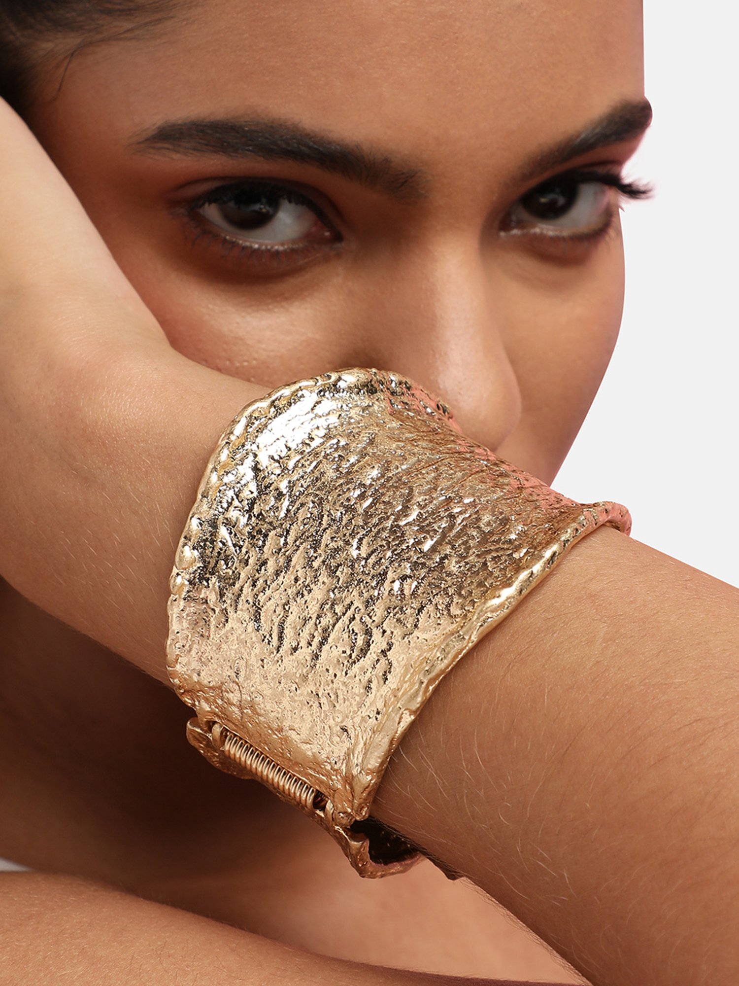 SOHI Dented Gala Statement Bracelet For Women