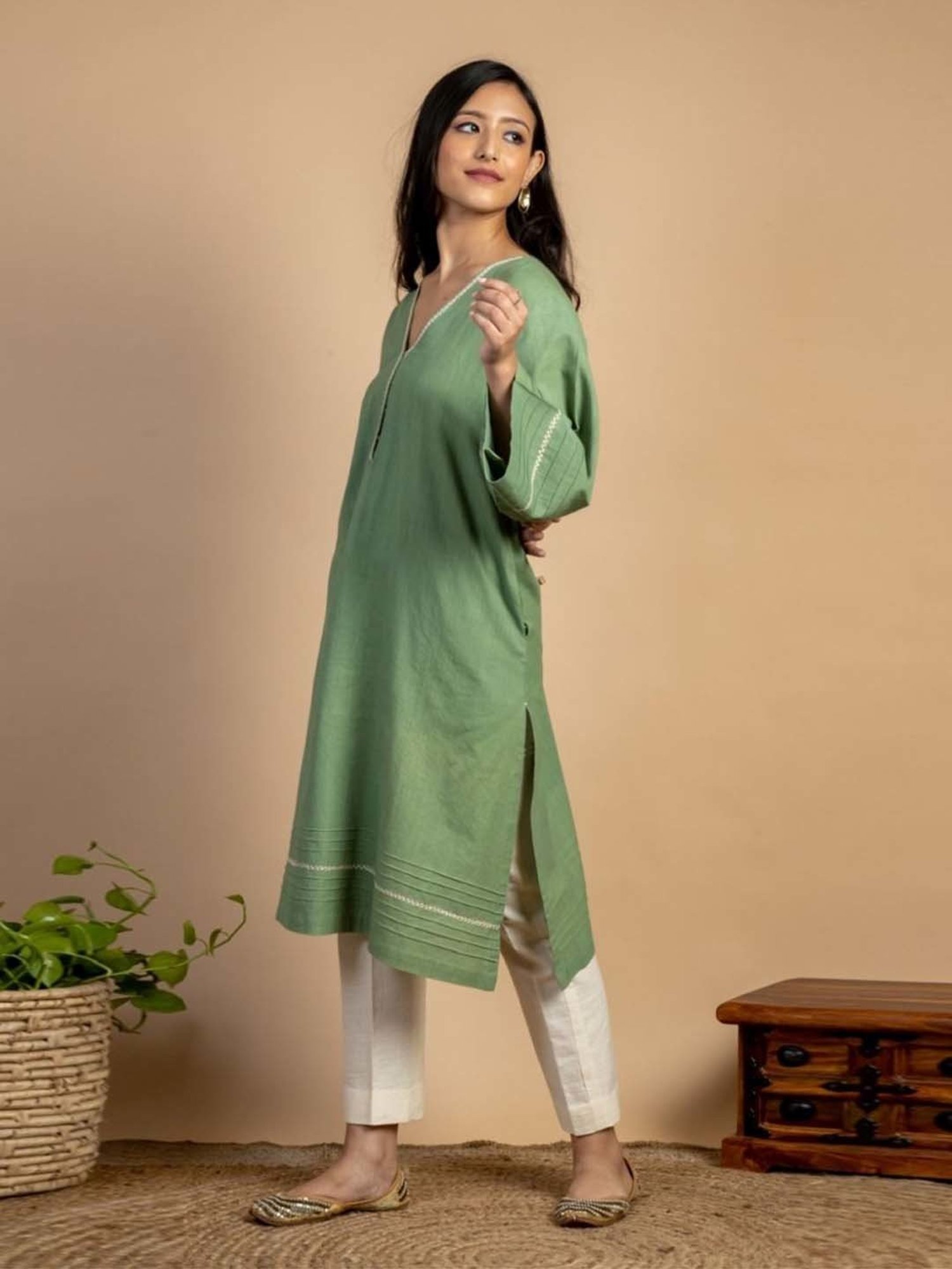Mushio Green Bhakti Hand Embroidered Handwoven Cotton Kurta
