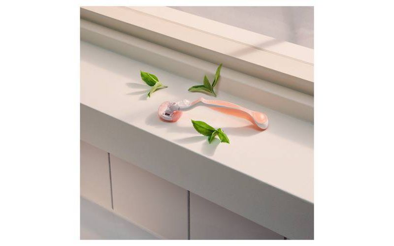 Venus ComfortGlide White Tea Women's Razor + 2 Razor Blade Refills