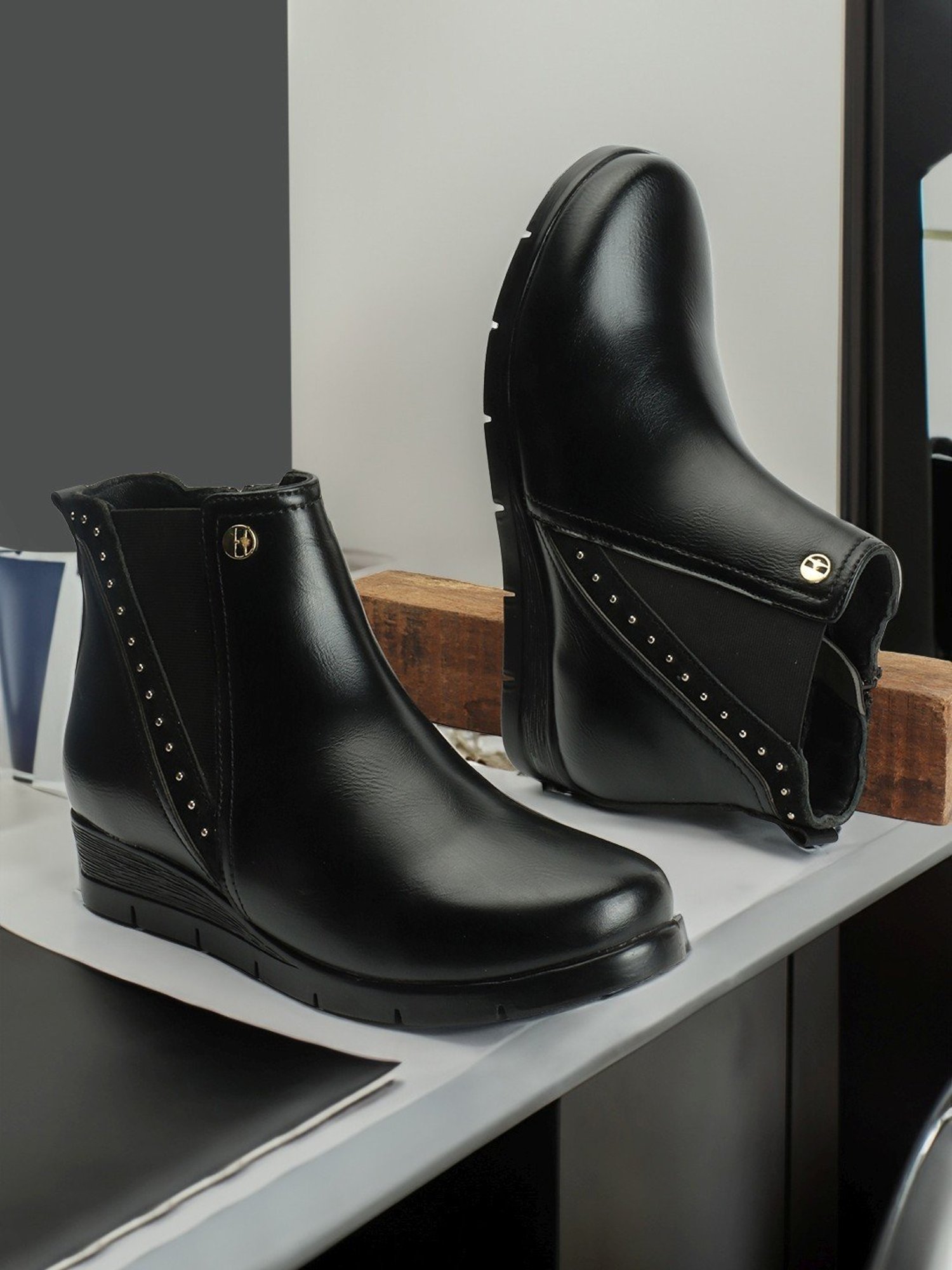 Elle Women's Black Chelsea Boots