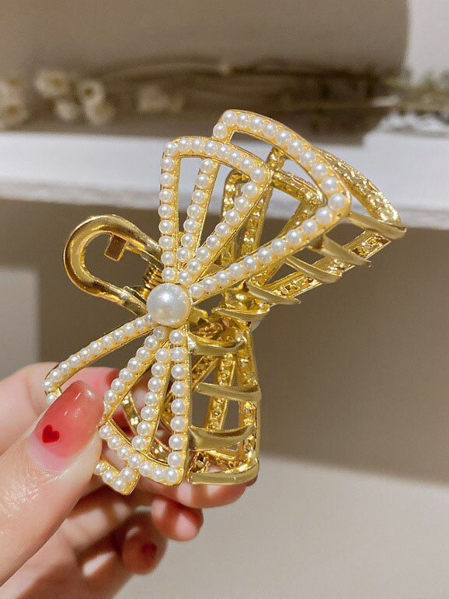 OOMPH White Pearls Bow Design Large Big Hair Claw