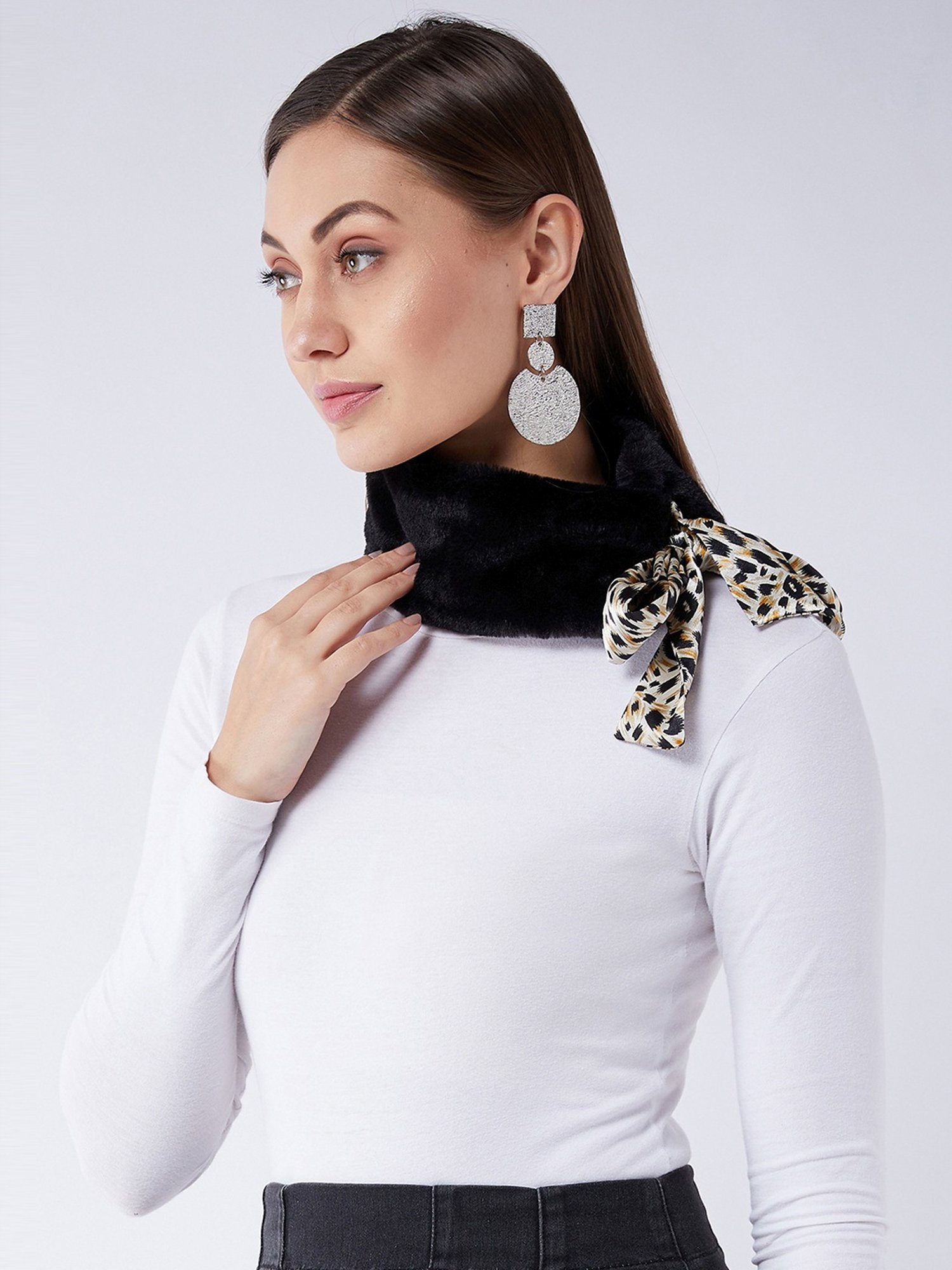 Inweave Black Plain Neckpiece