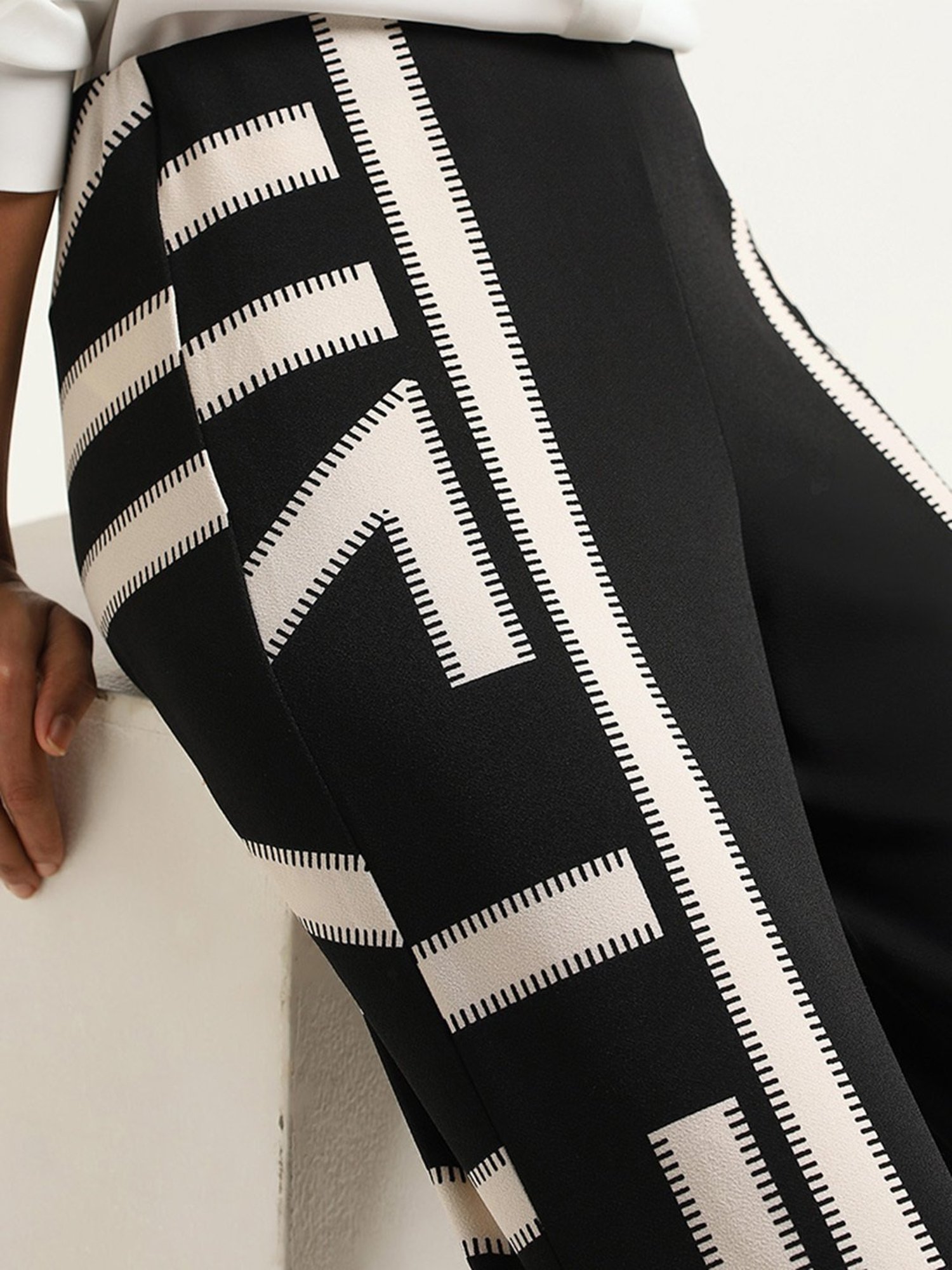 Crozo By Cantabil Black Checks Regular Fit Mid Rise Trousers