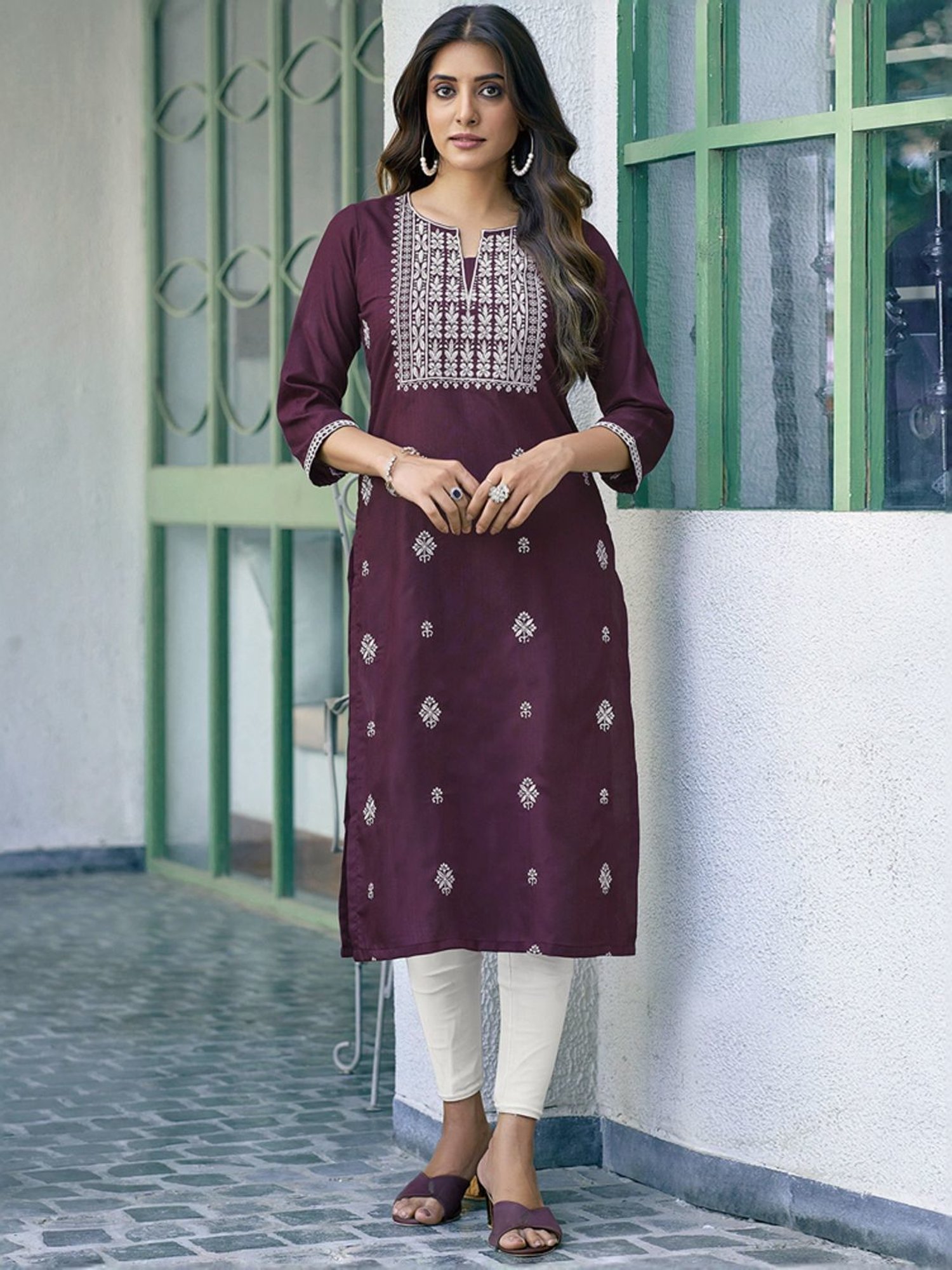 Skylee Purple Embroidered Straight Kurta