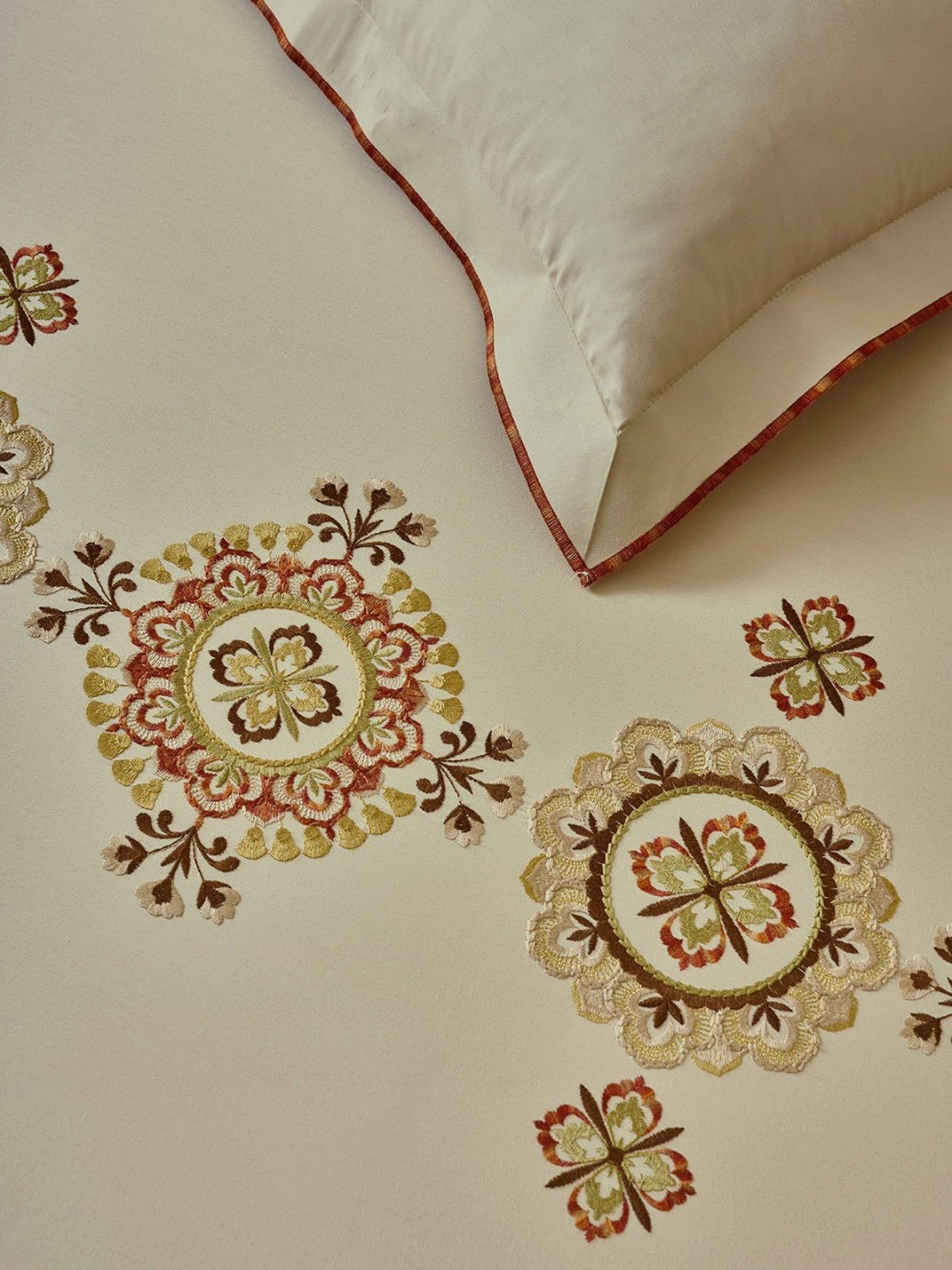 DDECOR Live beautiful Embroidery Parchment Beige 210 TC Cotton King  Bedsheet with 2 Pillow Covers