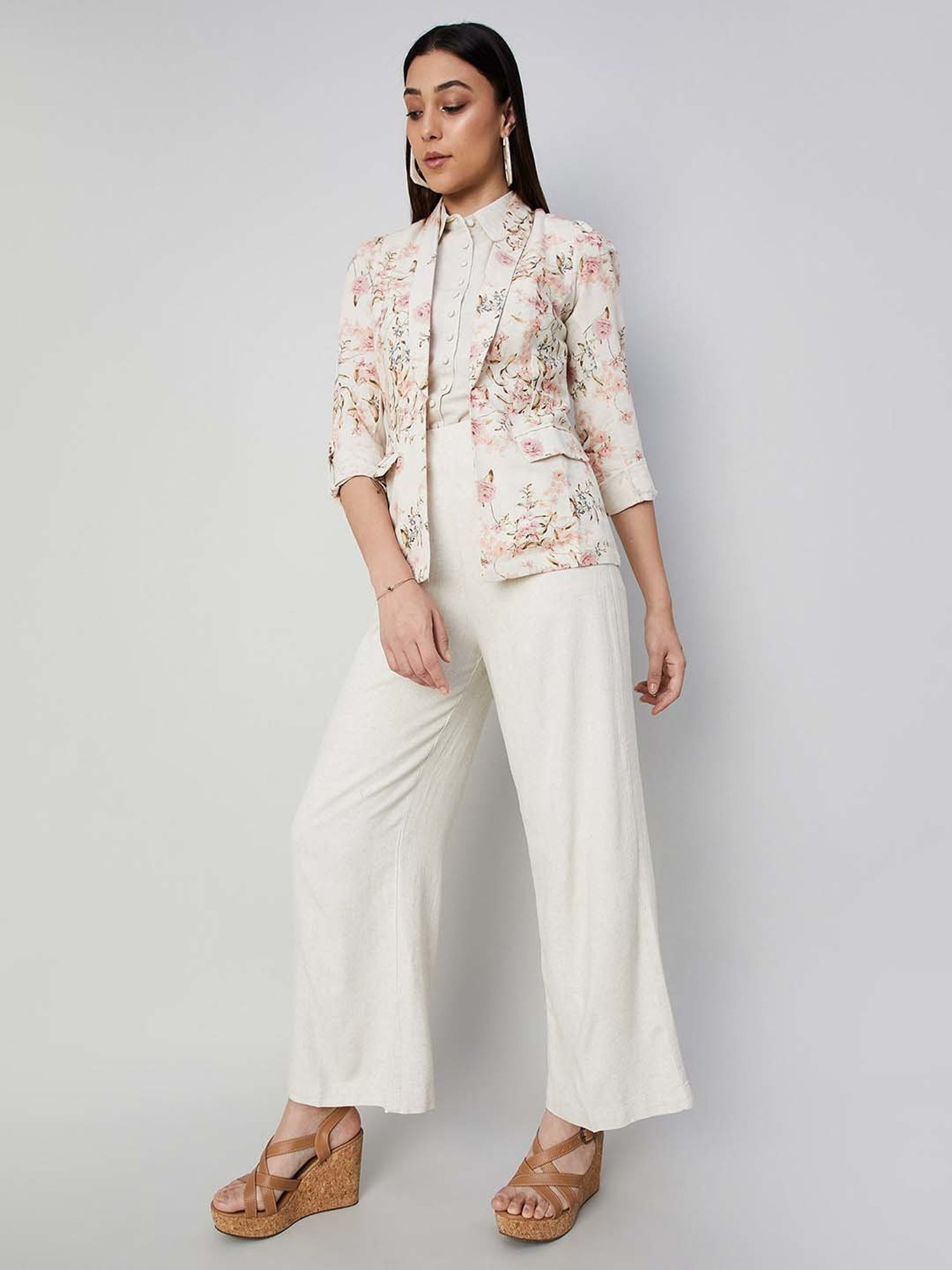 Code by Lifestyle Off-White Printed Shrug