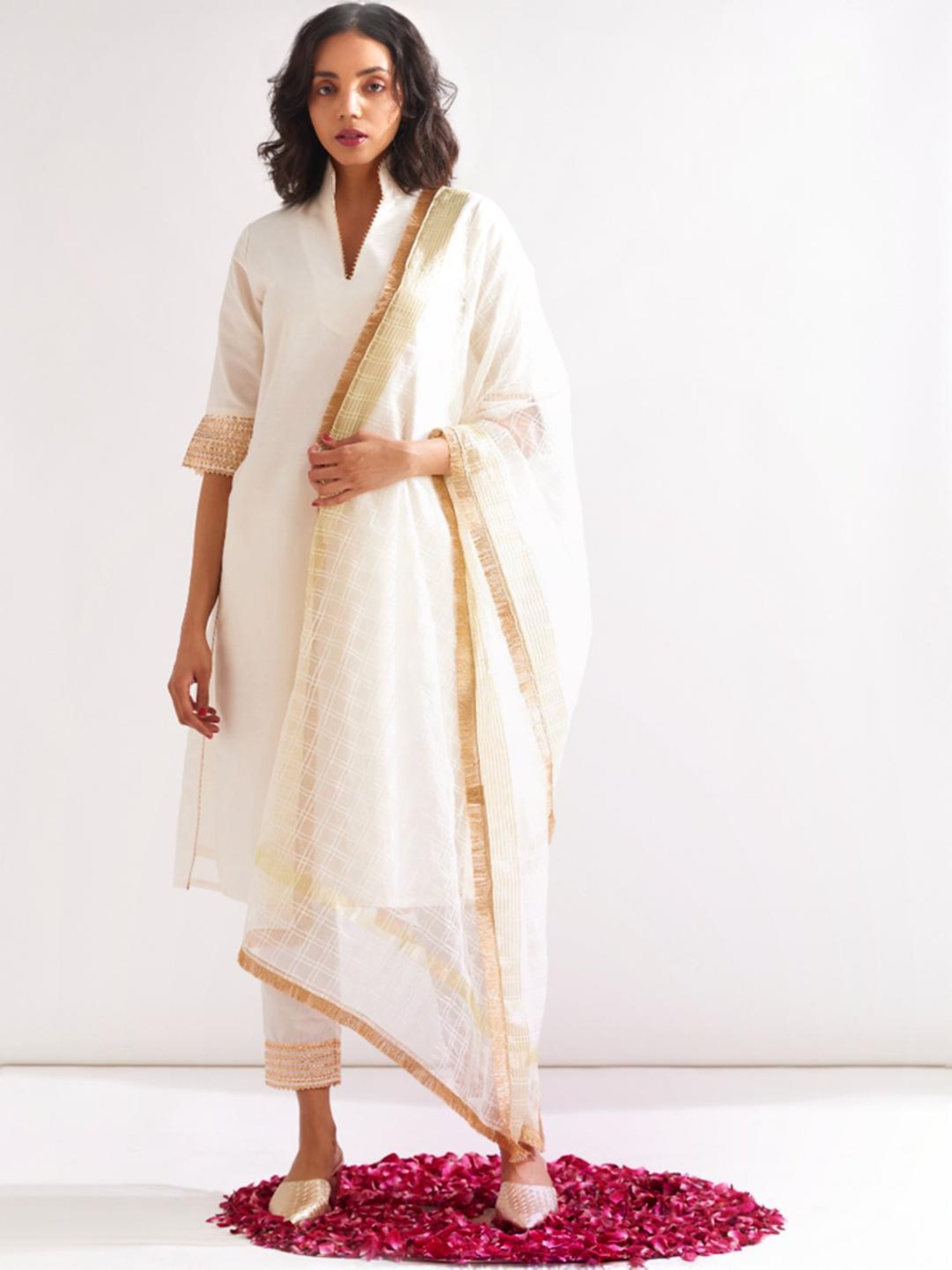 Abhishti White Embellished Straight Kurta