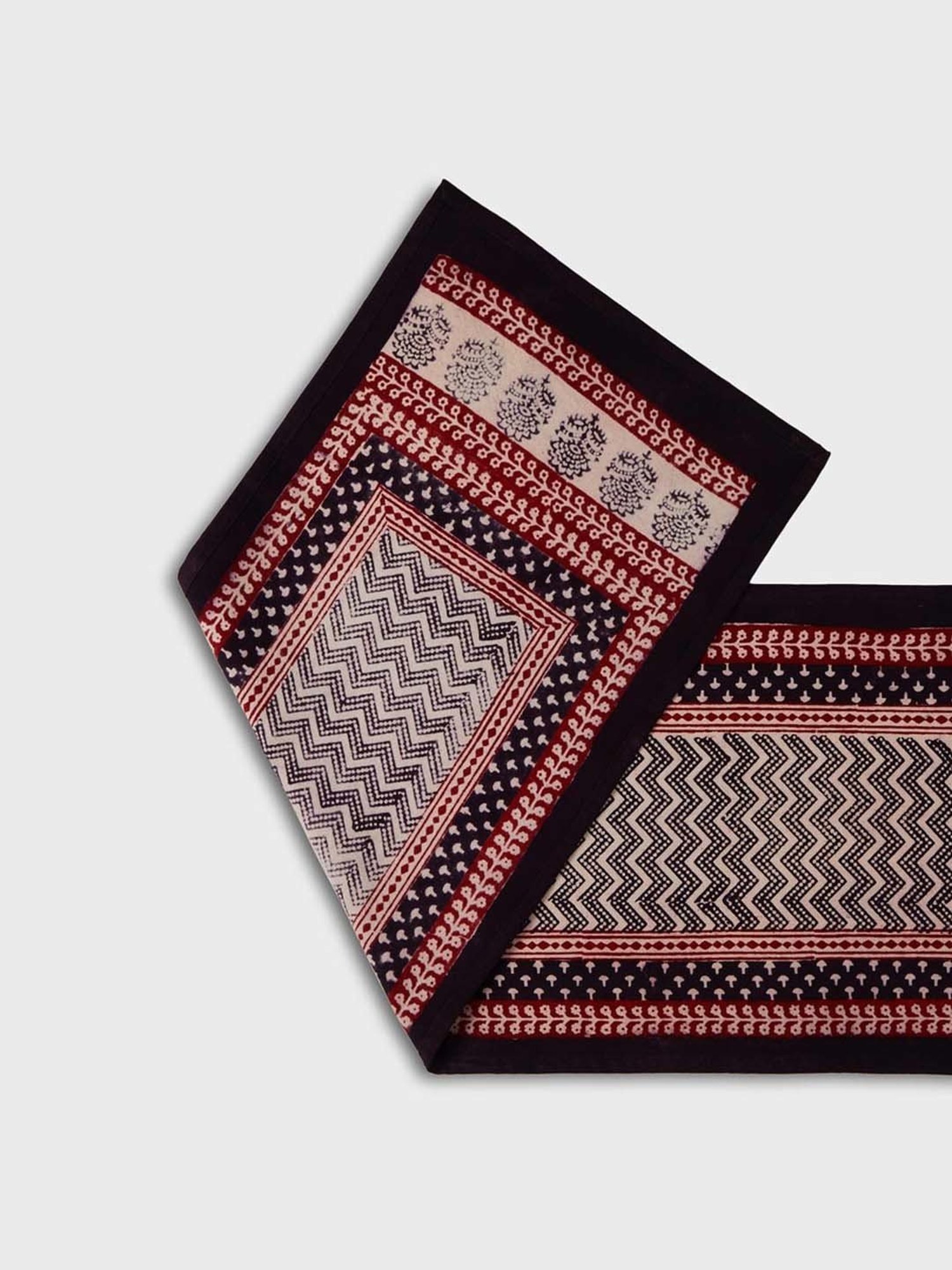 Juvale Placemats with Table Runner (Gold Foil, 6 Pieces)