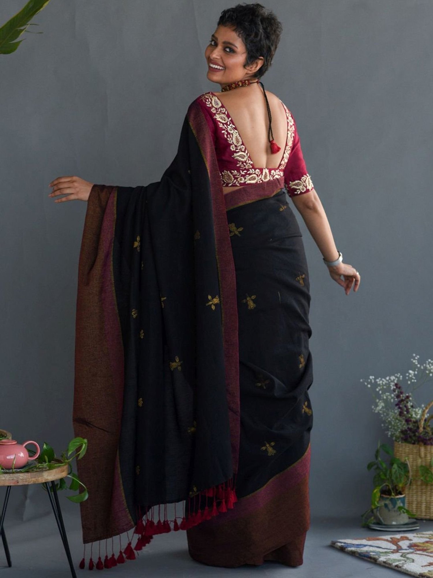 Suta Black Cotton Woven Saree Without Blouse