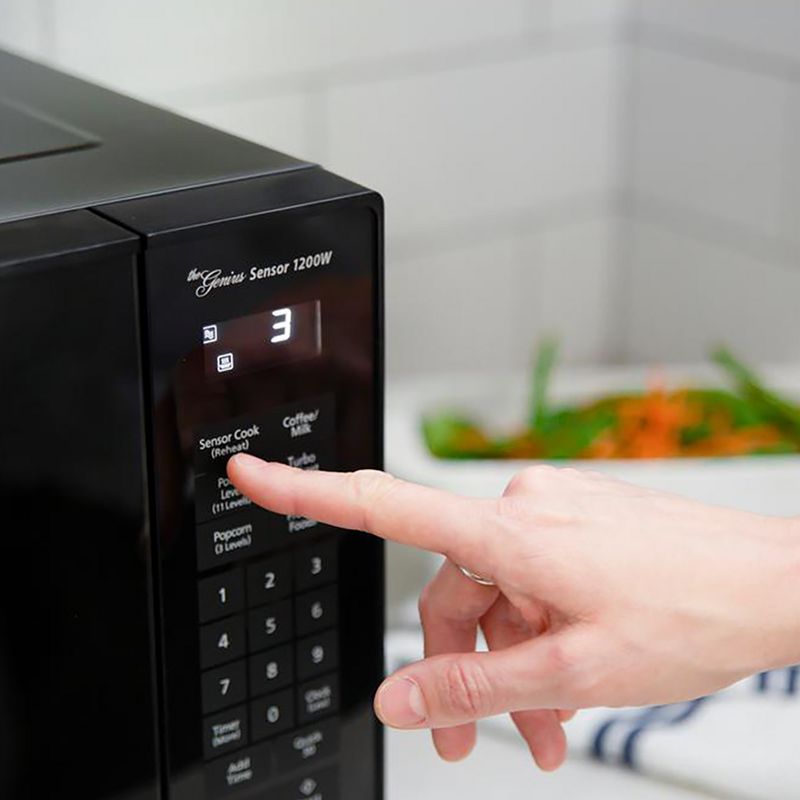 BLACK+DECKER 1.3 cu ft 1000 Watt Microwave Oven Black Stainless Steel