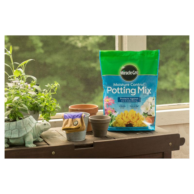Miracle-Gro Moisture Control Potting Mix 8qt