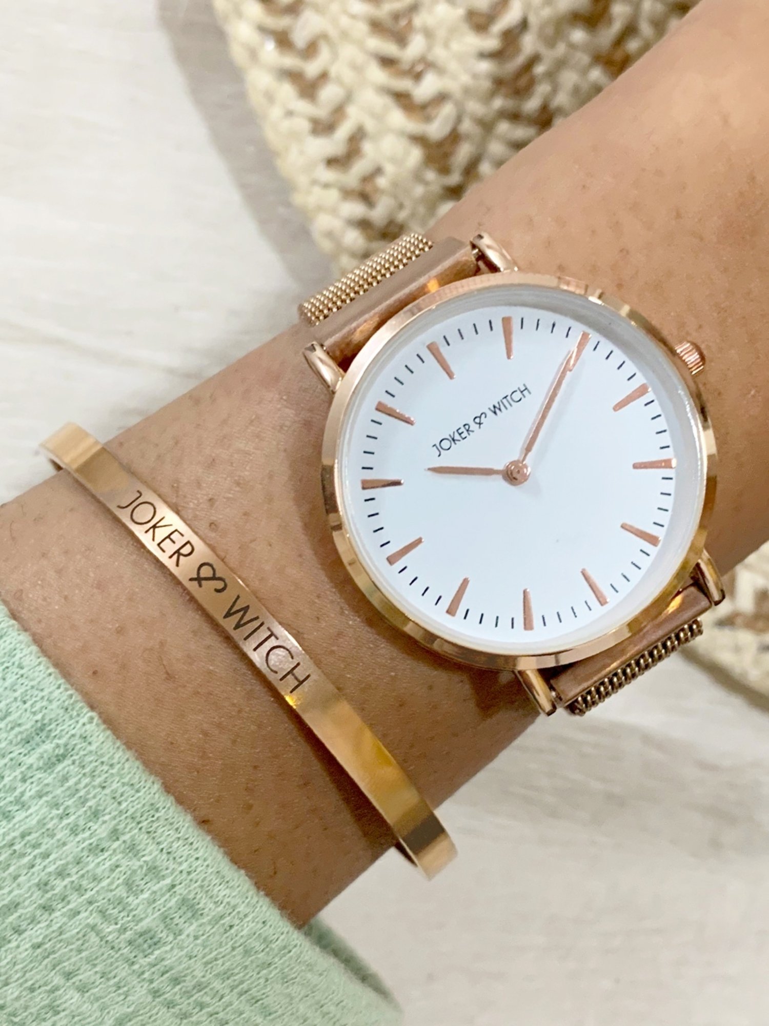 Joker & WItch JWBS240 Analog Watch for Women With Bracelet