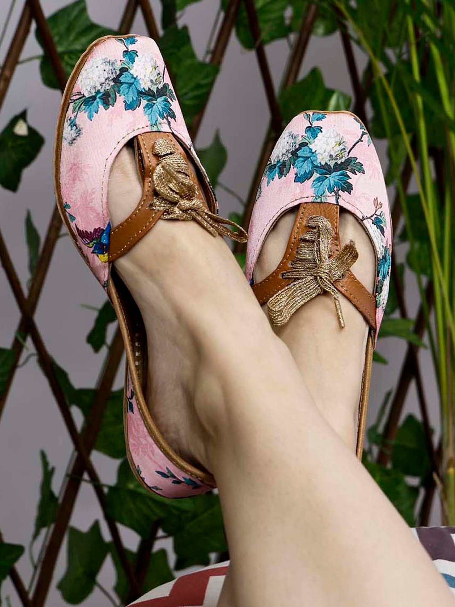 Glam Story Women's Pink Ethnic Juttis