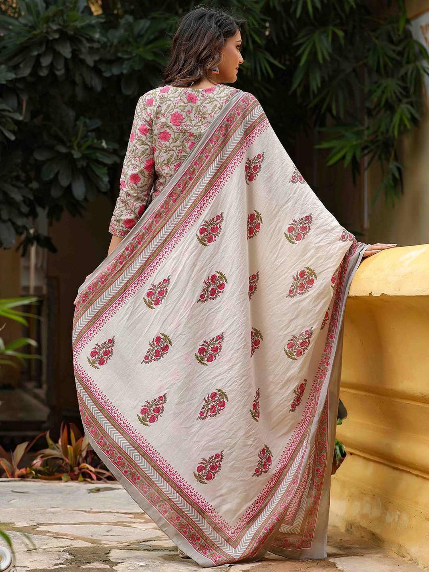 Vaamsi Grey & Pink Floral Print Kurta Pant Set With Dupatta