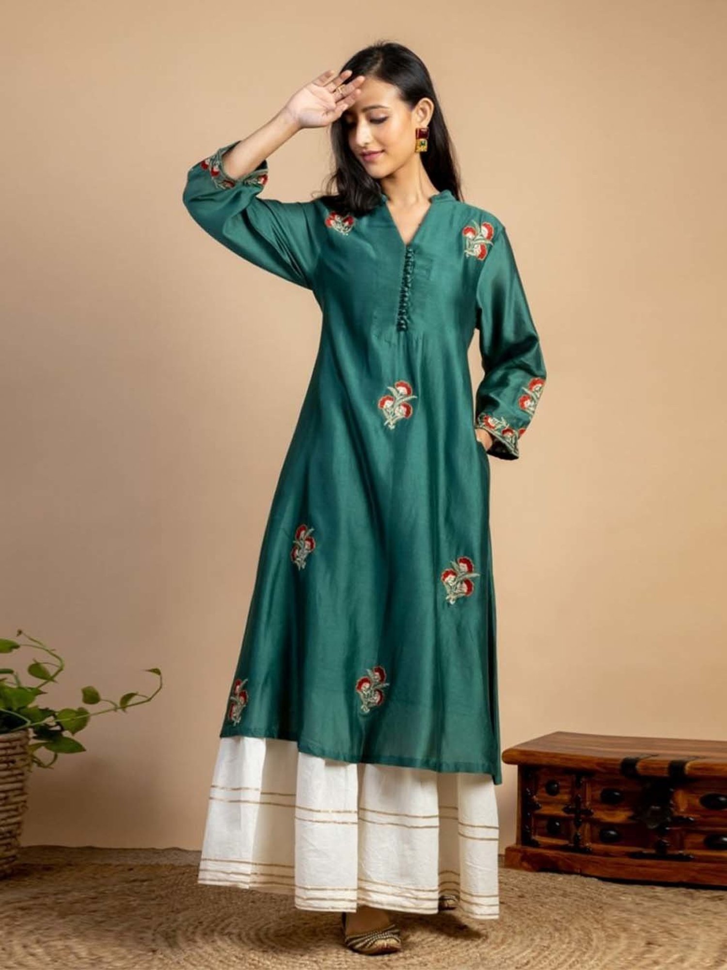 Mushio Bottle Green Chaitra Embroidered Chanderi Silk Kurta