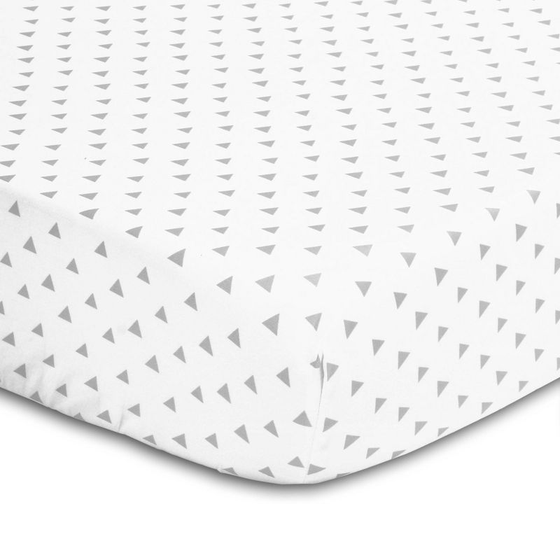 The Peanutshell Triangle Print Cotton Fitted Crib Sheet in Gray