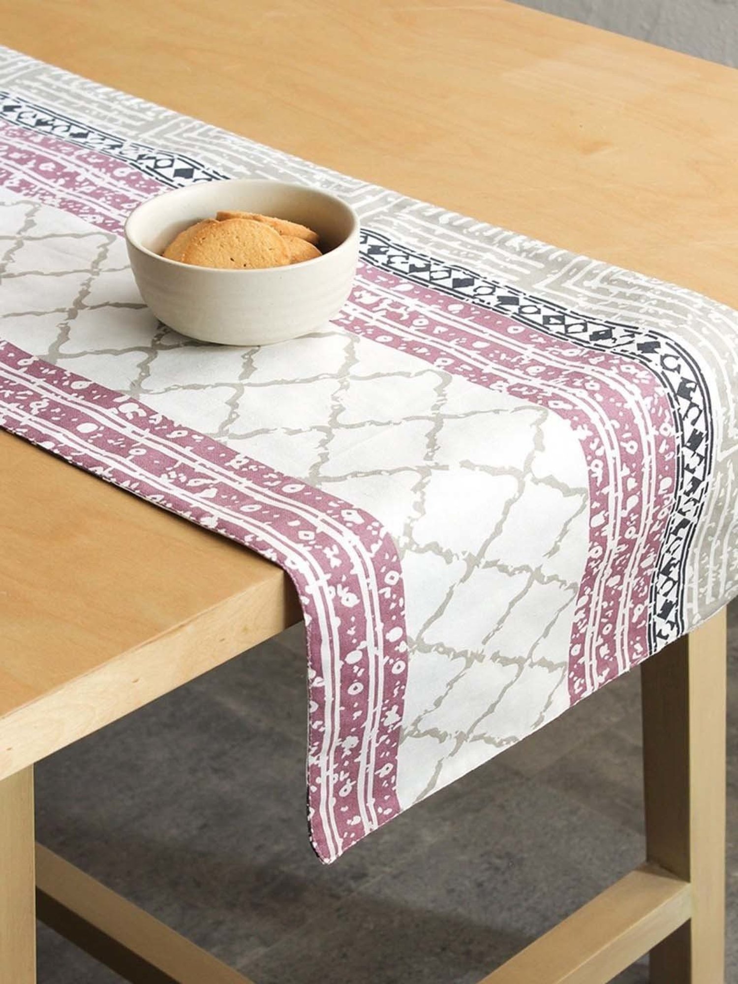 Juvale Placemats with Table Runner (Gold Foil, 6 Pieces)