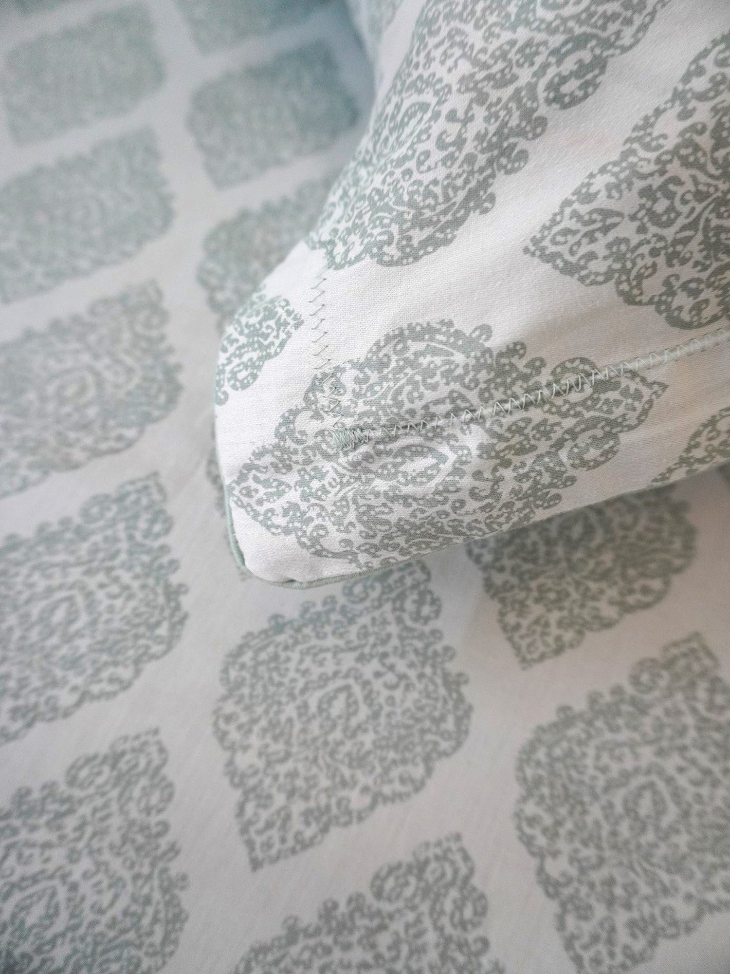 TARA Sparkling Homes Printed Green 250 TC Cotton King Bedsheet With 2 Pillow Covers