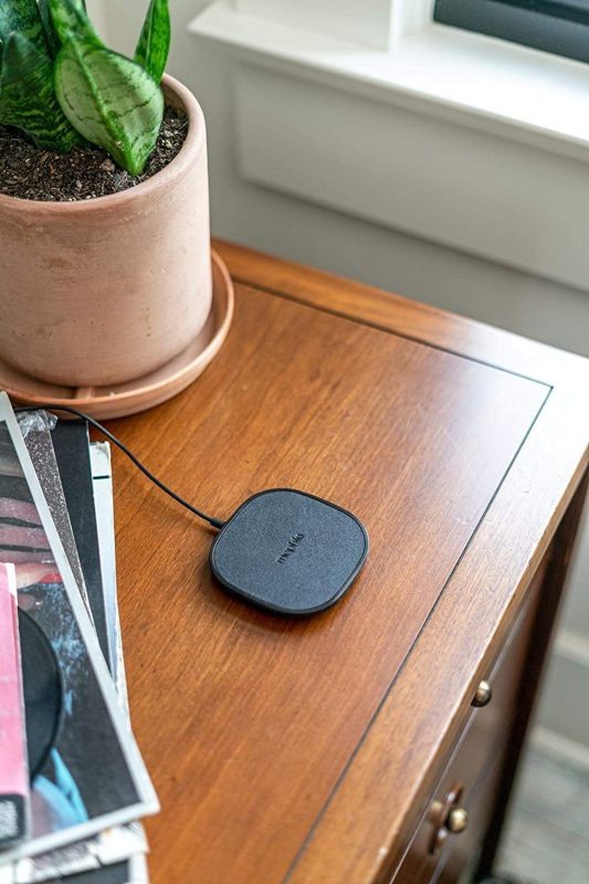 mophie Wireless 15W Charging Pad - Fast Charge -Made for Qi Enabled Devices - Samsung, Apple iPhone 12 Pro / 12/11 / Xr, iPhone 12 Pro Max / 11 Pro Max/XS Max, iPhone 12 Mini, iPhone Xs - Black