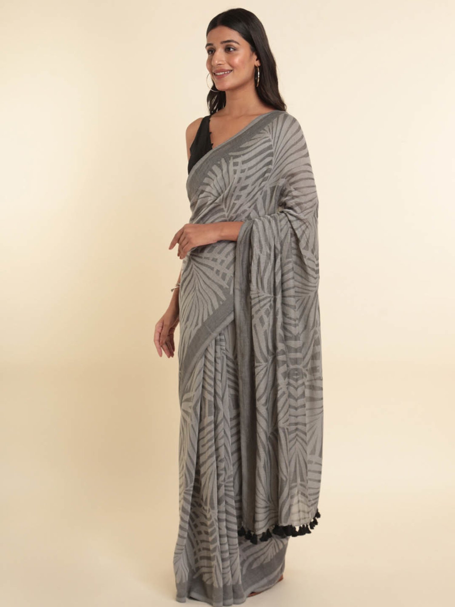 Suta Grey Printed Saree Without Blouse