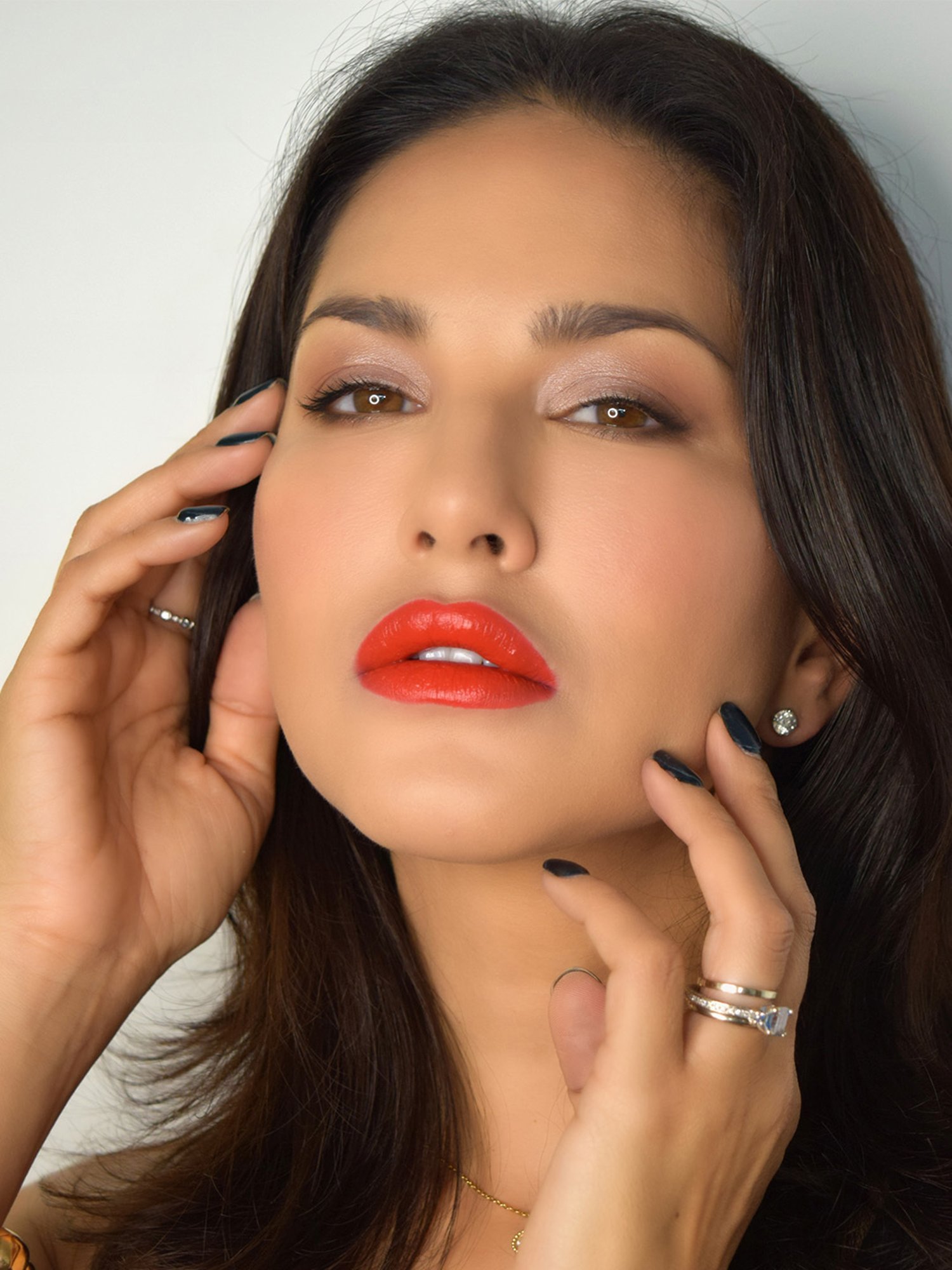 StarStruck By Sunny Leone Intense Matte Lipstick Red Carpet - 4.2 gm