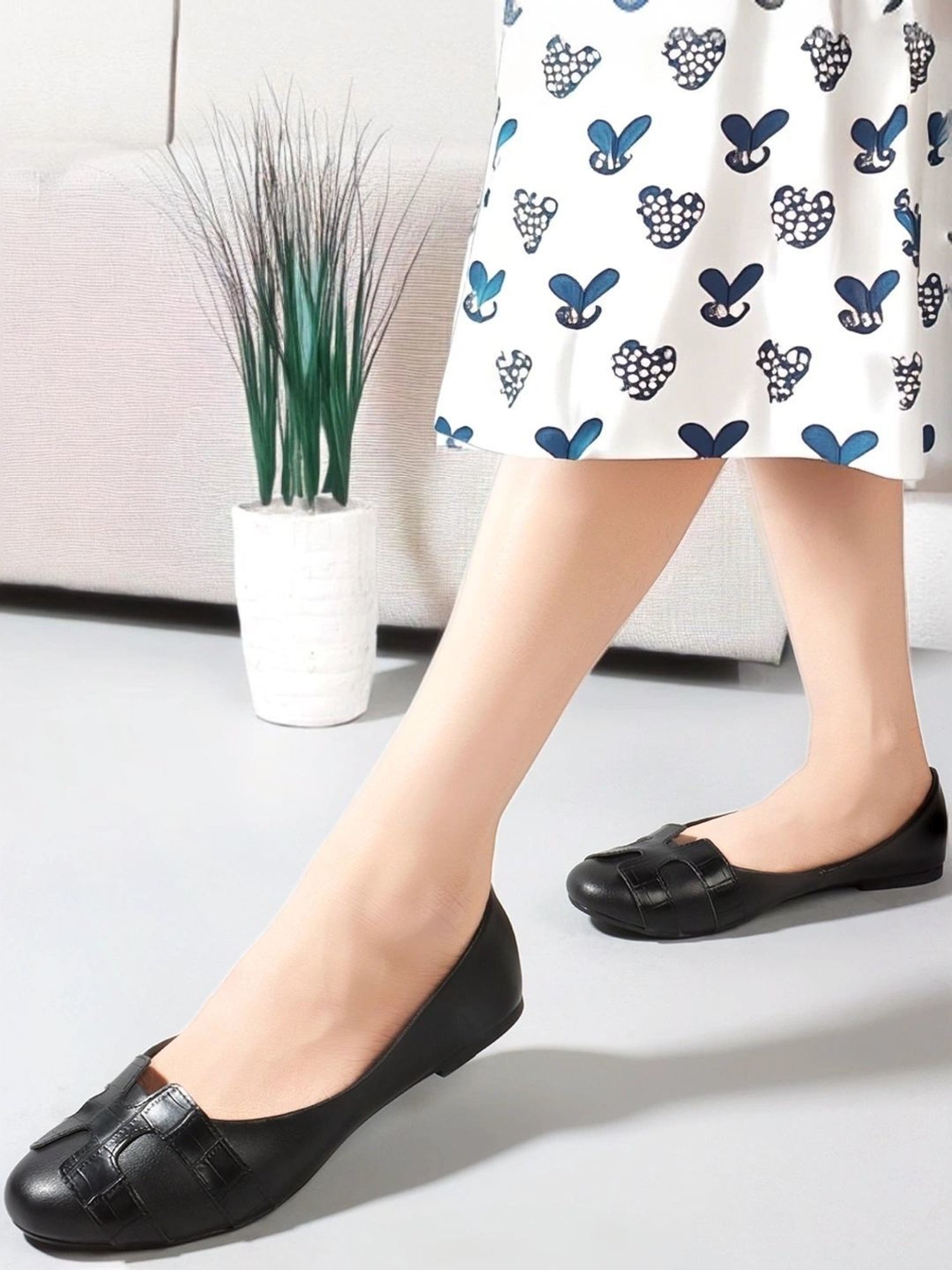 Carlton London Women's Black Flat Ballets