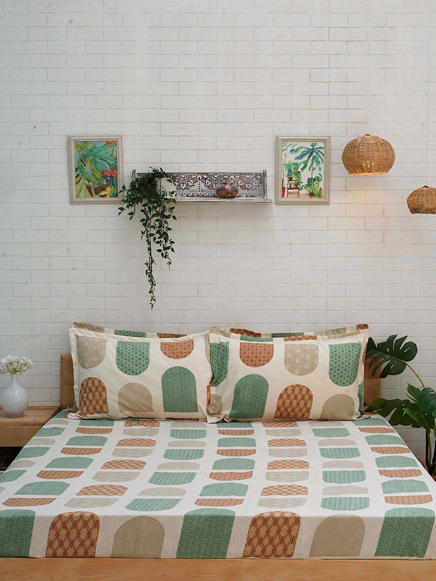 Ariana Multicolor Microfibre 140 TC Queen Bedsheet with 2 Pillow Covers