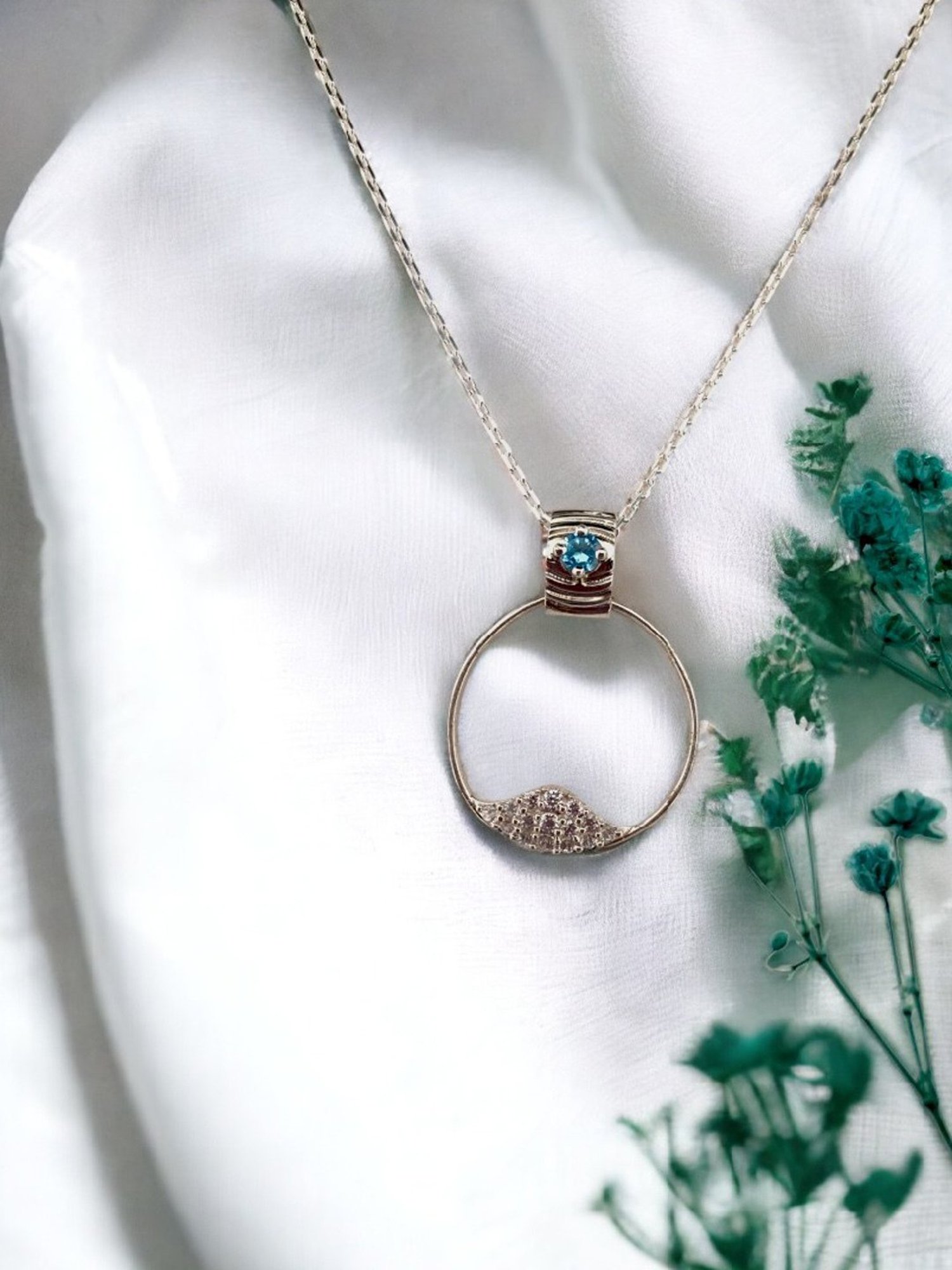 Zavya 92.5 Sterling Silver Pearlescent Elegance Pendant with Chain for Women