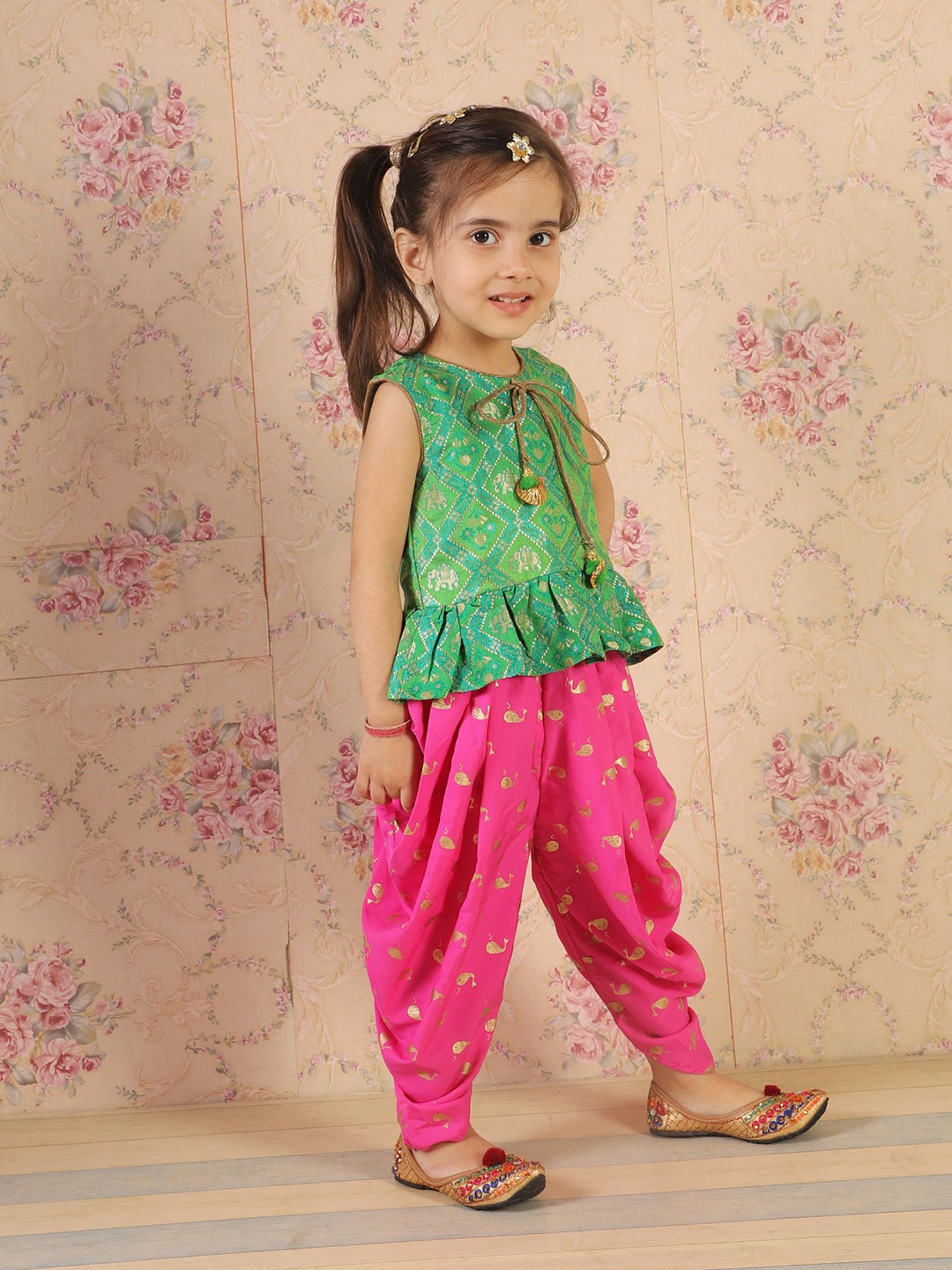 TWISHA Kids Green & Pink Self Design Top with Dhoti