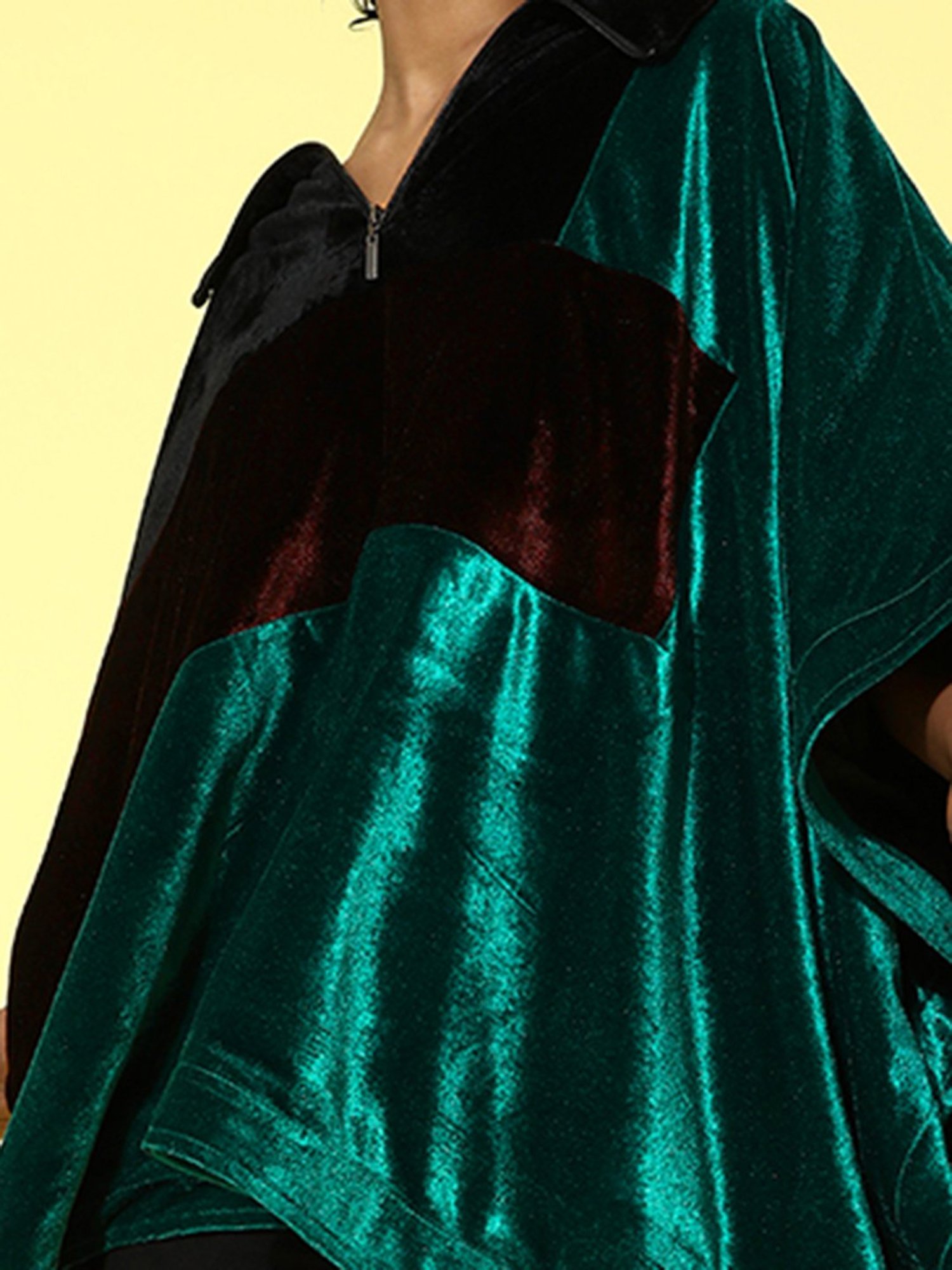 QUIERO Green & Black Color-Block Poncho