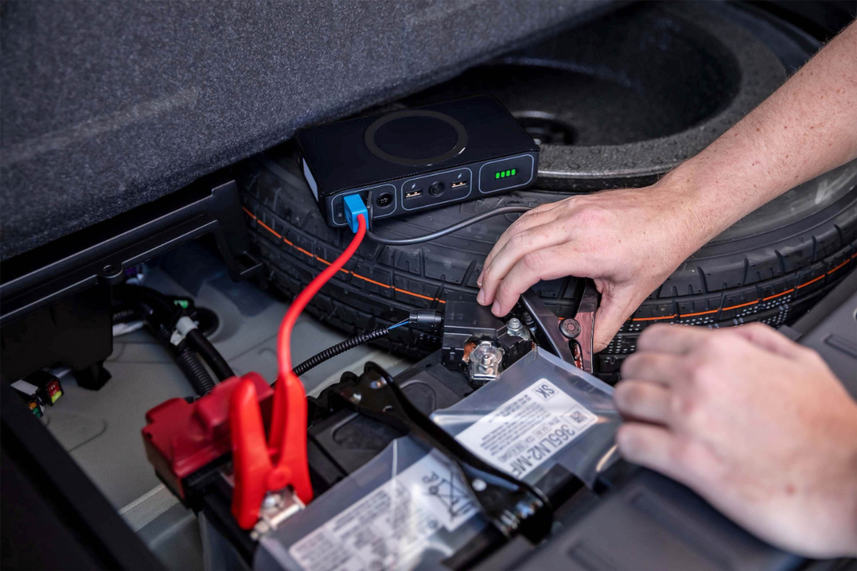 mophie - Powerstation Go Wireless Portable Car Jump Starter with AC Outlet and Wireless Charging - Onyx