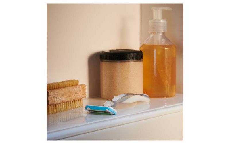 Venus Platinum Extra Smooth Women's Metal Handle Razor + 4 Razor Blade Refills