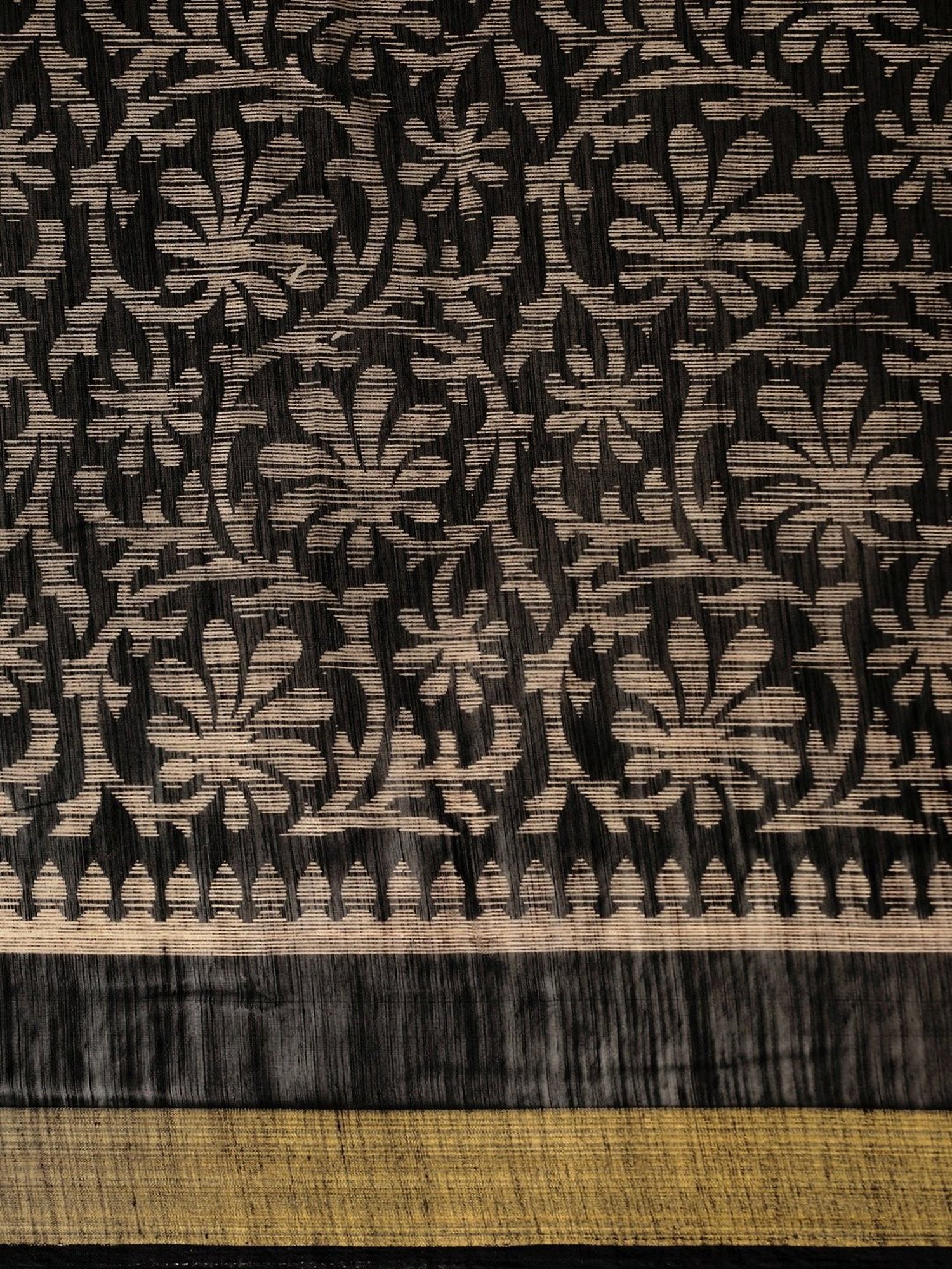 Vaamsi Black Printed Saree With Unstitched Blouse