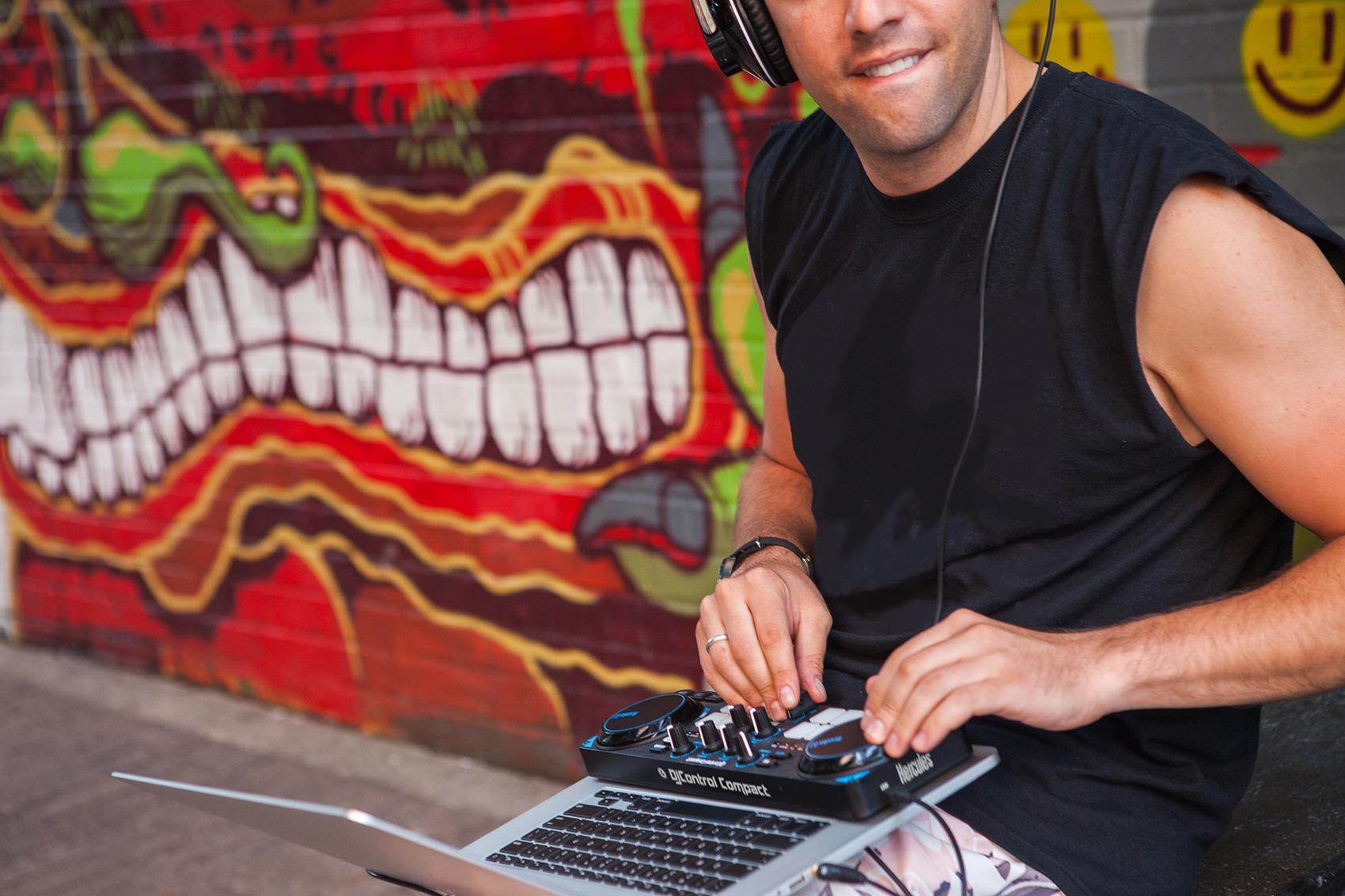 Hercules 4780843 DJControl Compact super-mobile USB Controller with 8 Trigger Pads and 2 Virtual Turntable Decks