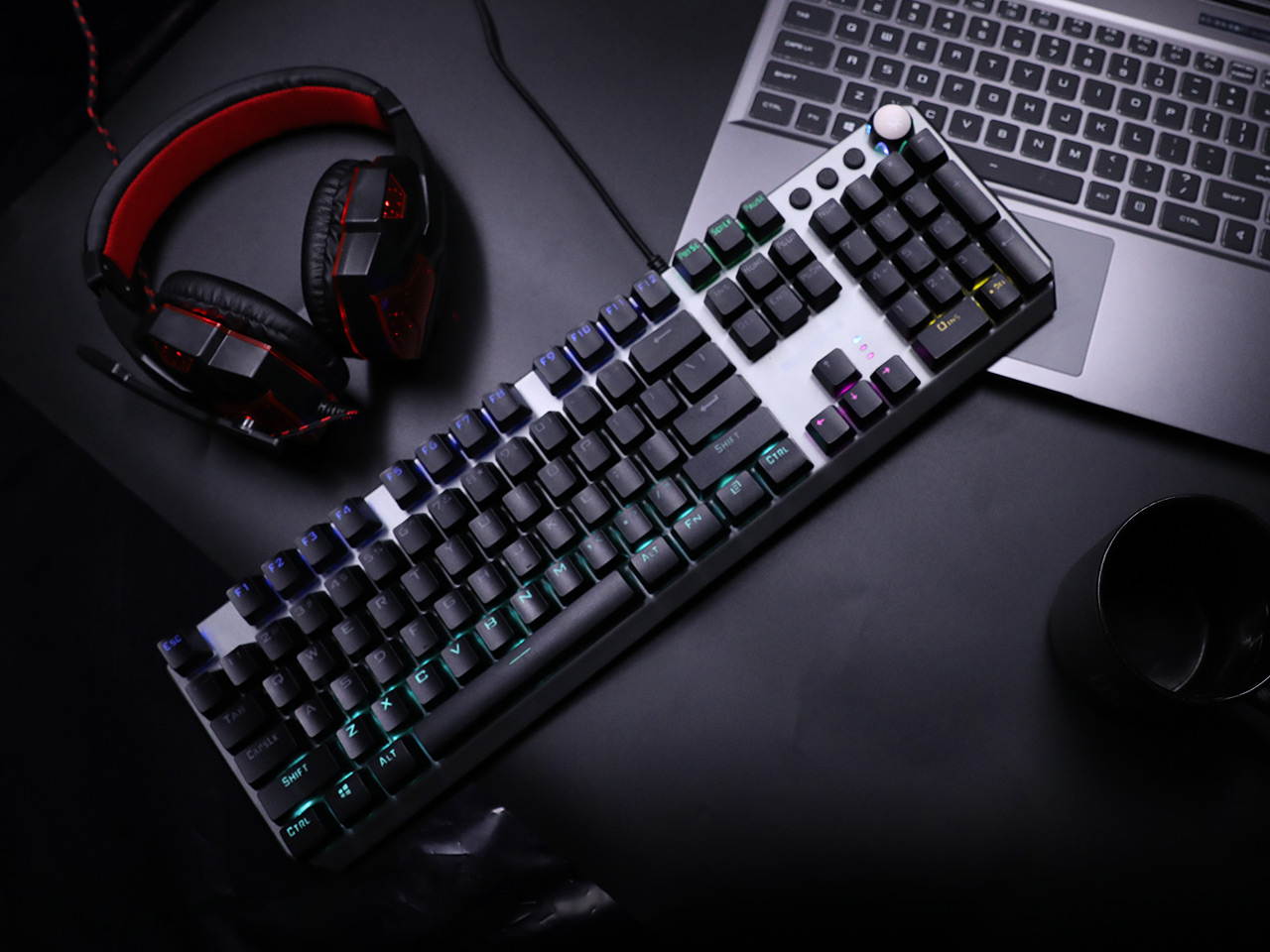 MAIBENBEN MECHREVO S1 Mechanical Gaming Keyboard 104 Keys Blue/Red/Black Switch Metal Panel Colorful Backlights Wired USB For PC Desktop Computer Laptop Notebook White/Grey Keycaps