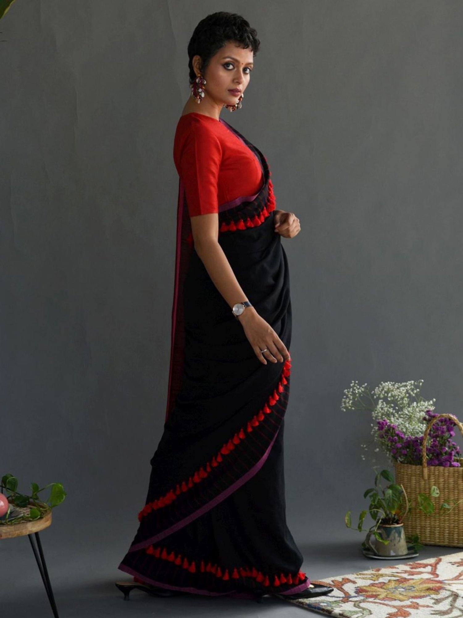 Suta Black & Red Plain Saree Without Blouse