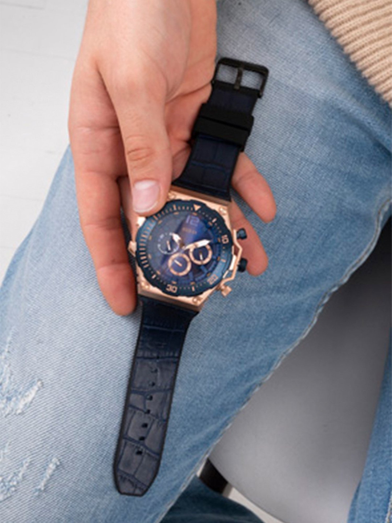 GUESS VENTURE Men Round Rose Gold Tone Dial Analog Watch - GW0326G1