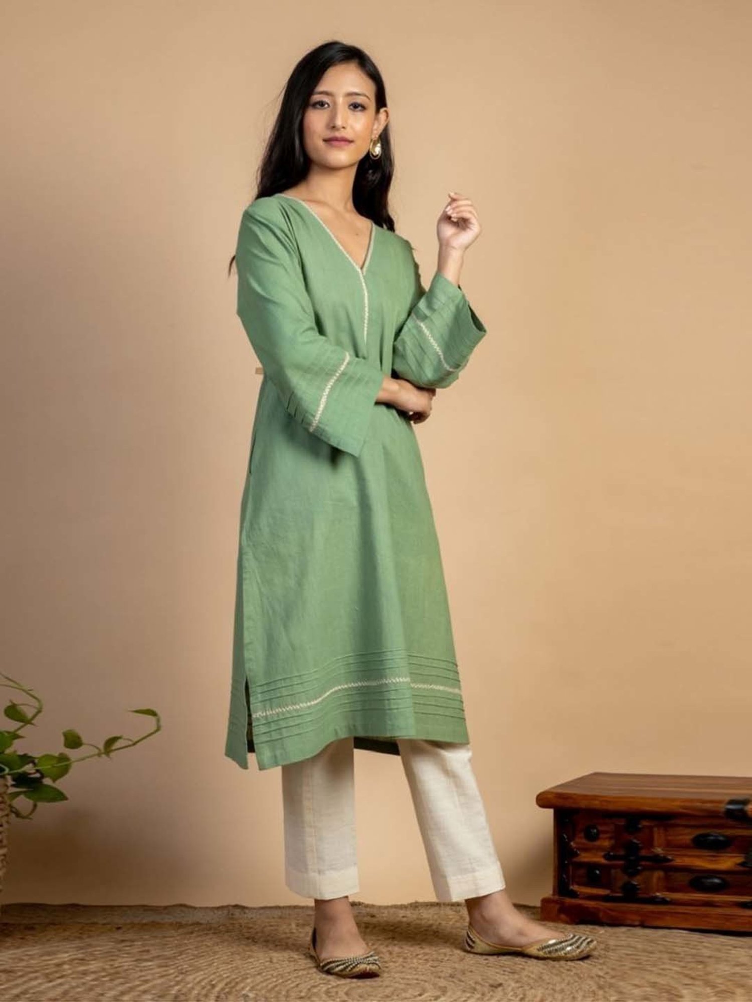 Mushio Green Bhakti Hand Embroidered Handwoven Cotton Kurta